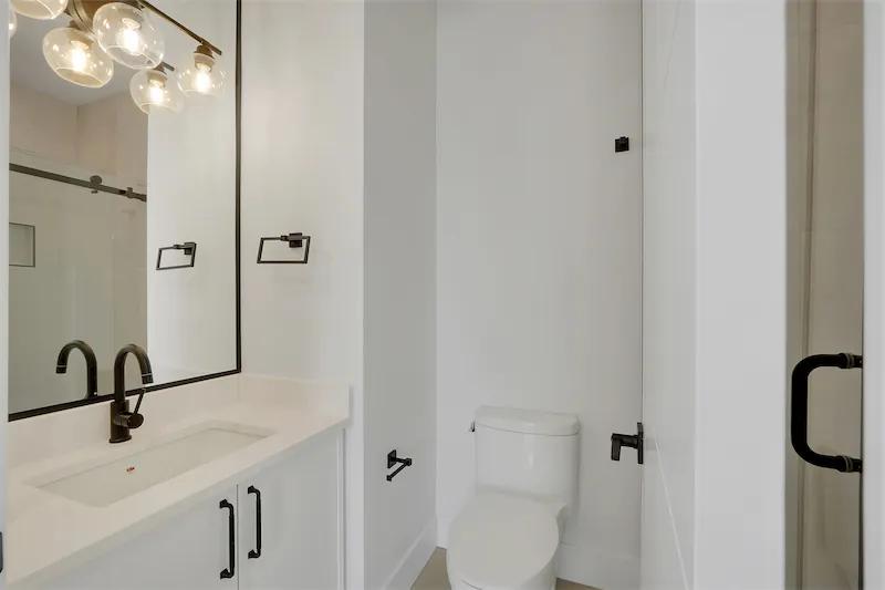 2411 25 Ave NW photo 5