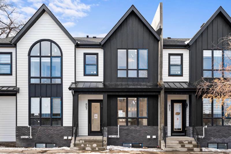240 7 Ave NE photo 2