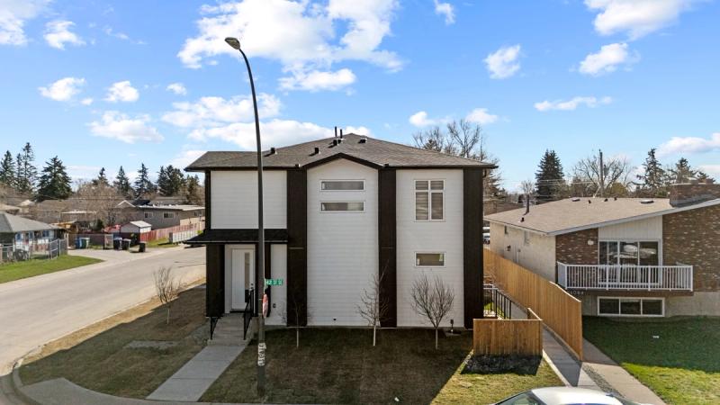 2402 42 St SE photo 2