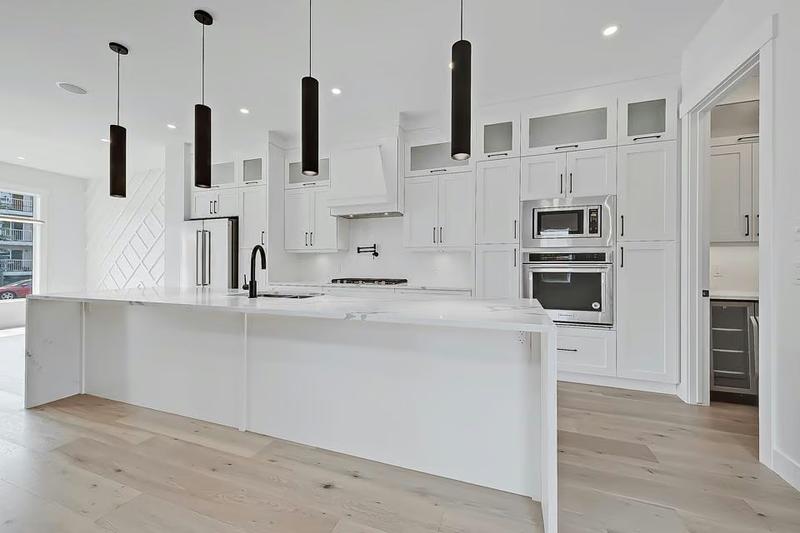 919 & 921 41 St SW photo 3