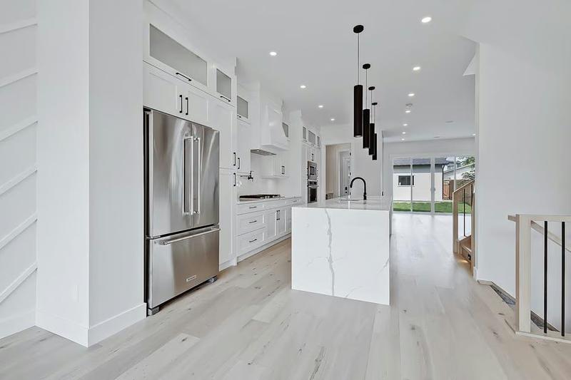 232 & 234 25 Ave NE photo 2