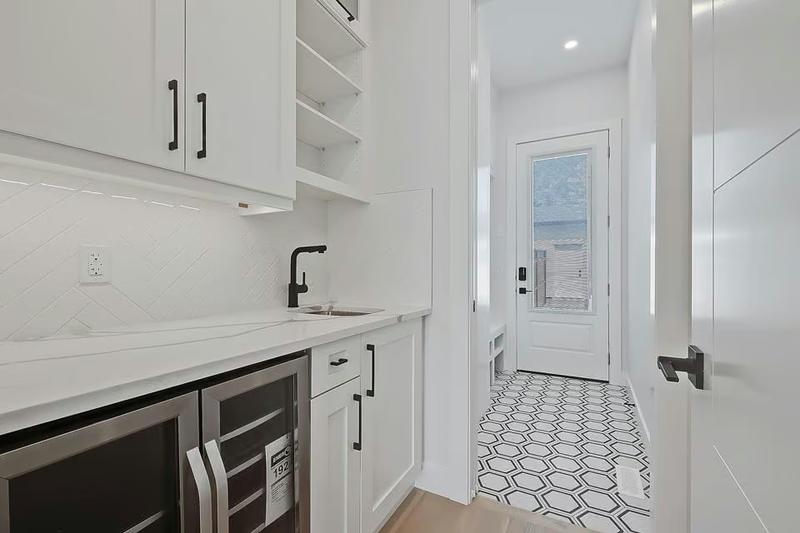 232 & 234 25 Ave NE photo 5