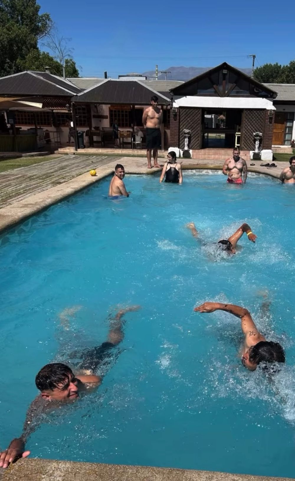 Nadando en piscina