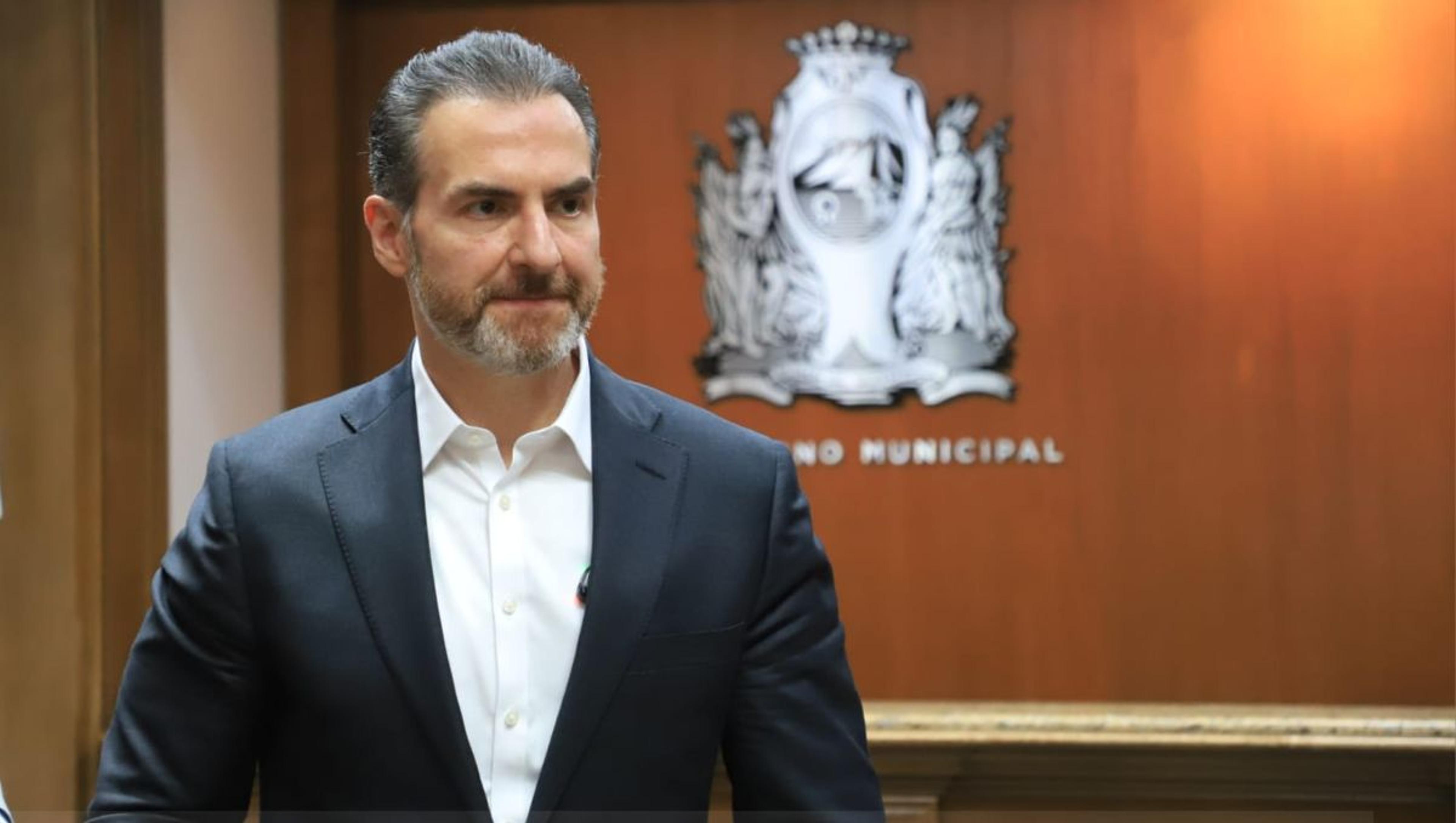 ¿Quién es Adrián de la Garza Santos?