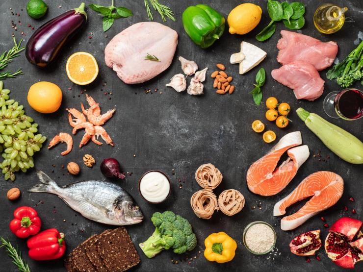 Natural ways to protect your hearing and prevent hearing loss through a balanced diet rich in fish, vegetables, fruits, nuts, and whole foods that support ear health
