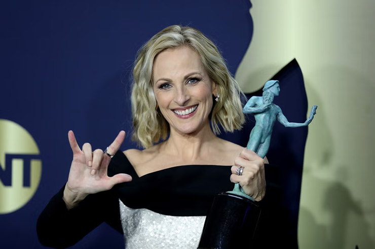 Marlee Matlin holding an award and signing in American Sign Language, one of the most famous deaf actors in film and televisionnd SAG awards.  Marlee Matlin