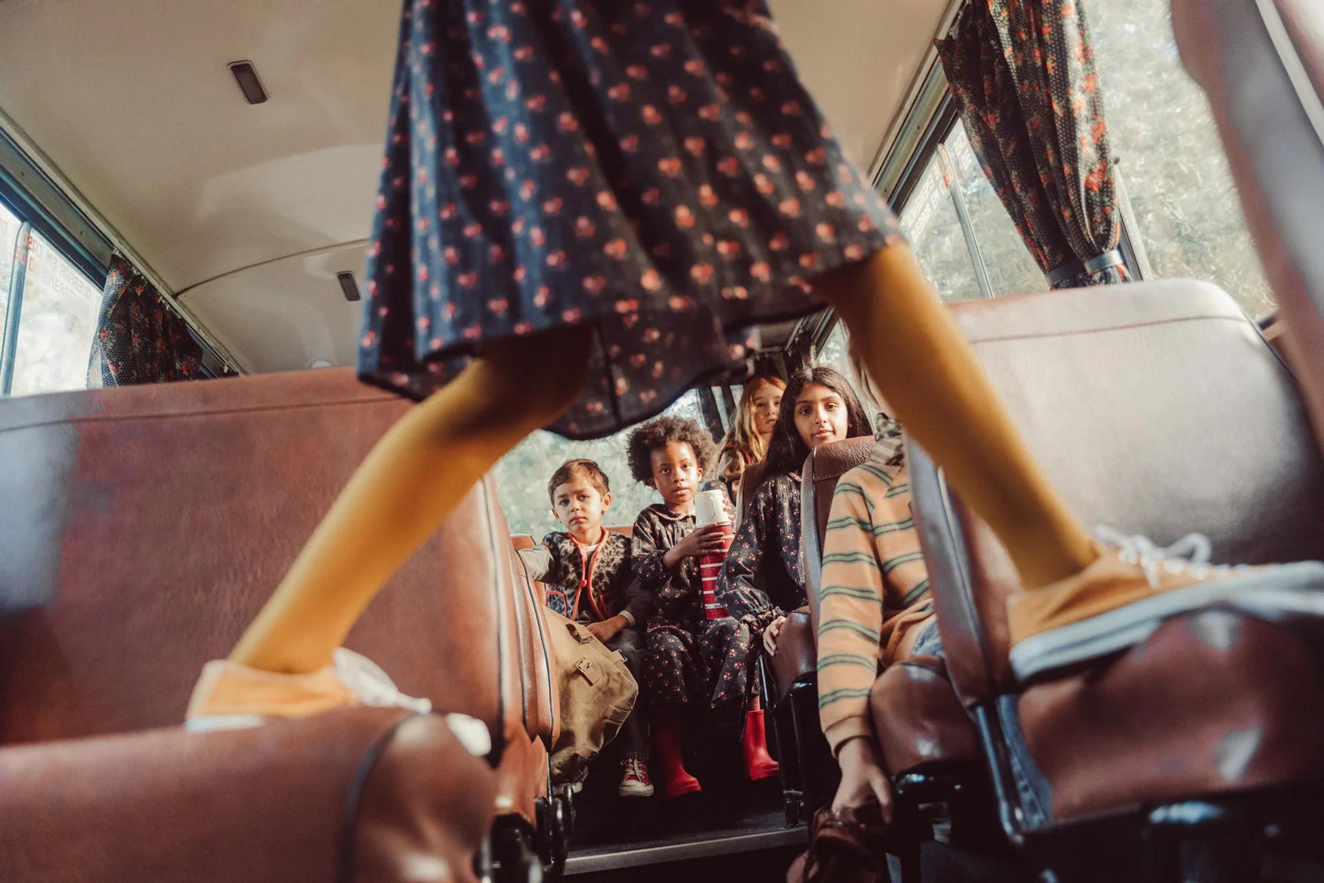 kind loopt op stoelen van de bus