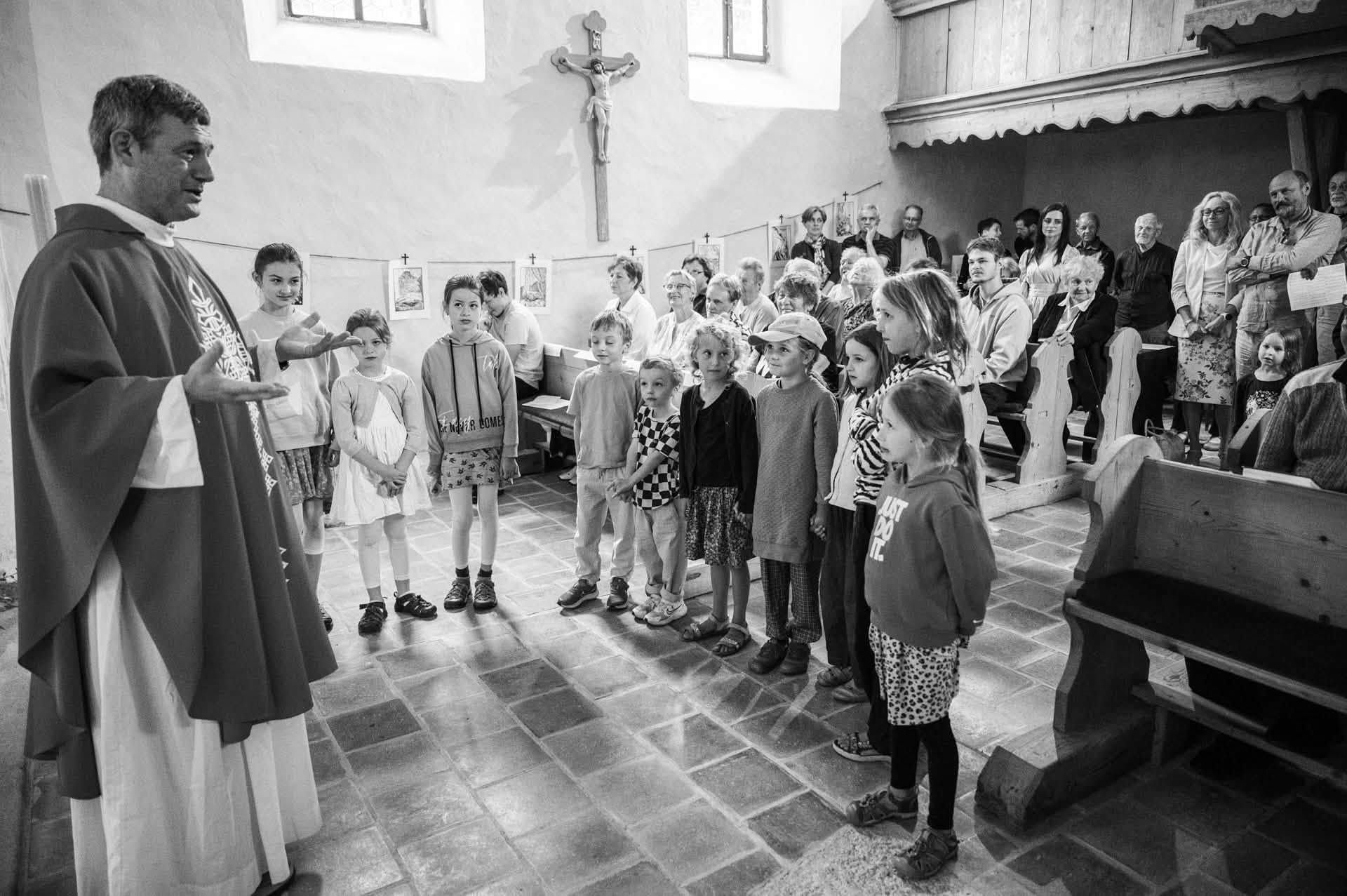 Poutní mše v kostele svaté Markéty v Loukově za účasti dětí a dospělých.