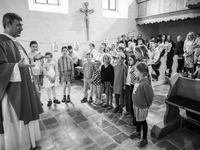 Poutní mše v kostele svaté Markéty v Loukově za účasti dětí a dospělých.