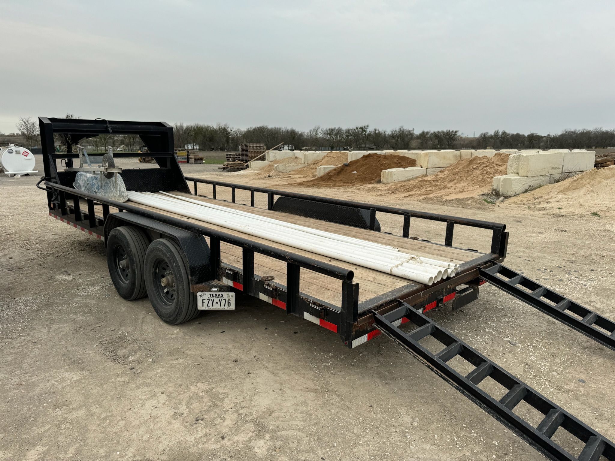 C520R72IK | 83” x 20’, 14000 lbs gross weight, Gooseneck
