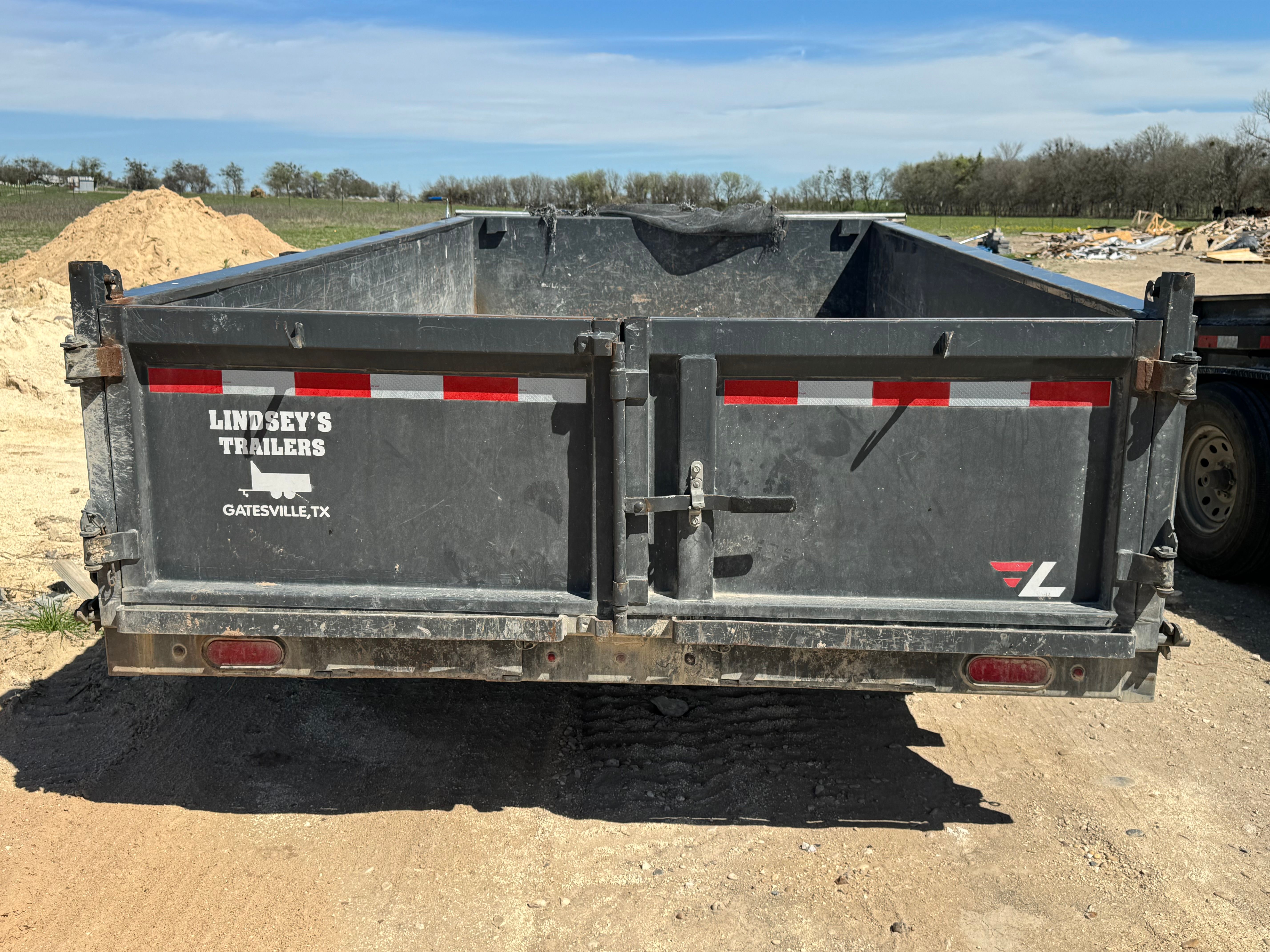 DL831427 - 14000 lb at 7’ by 14’, 2’ walls. Swing gates