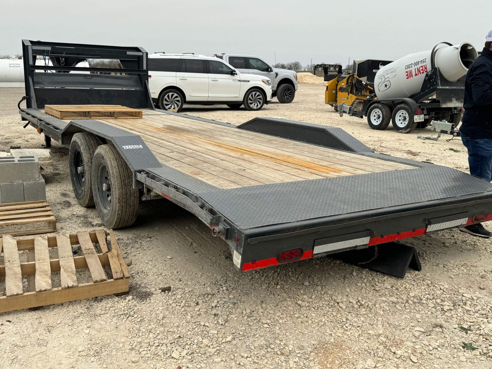 H8022427 | 102” x 24’, 14000 lbs gross weight, Gooseneck, Dove tail