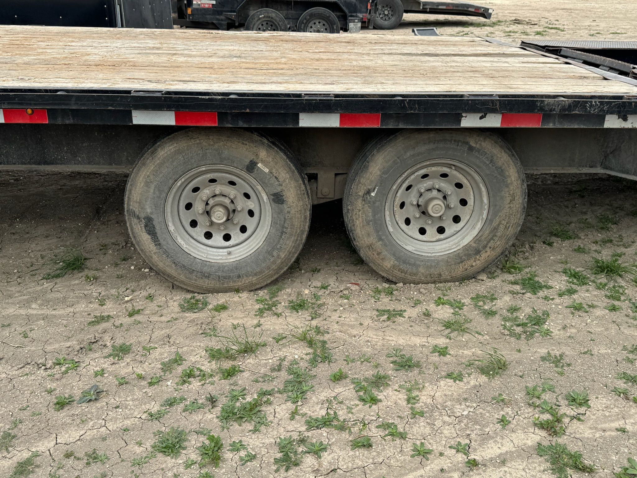 FS022527 | 102” x 25’, Gooseneck / Beavertail / Deckover, 14000 lbs gross weight. 
