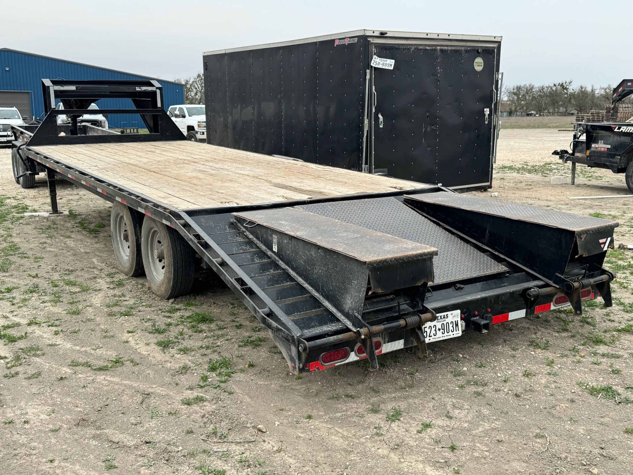 FS022527 | 102” x 25’, Gooseneck / Beavertail / Deckover, 14000 lbs gross weight. 
