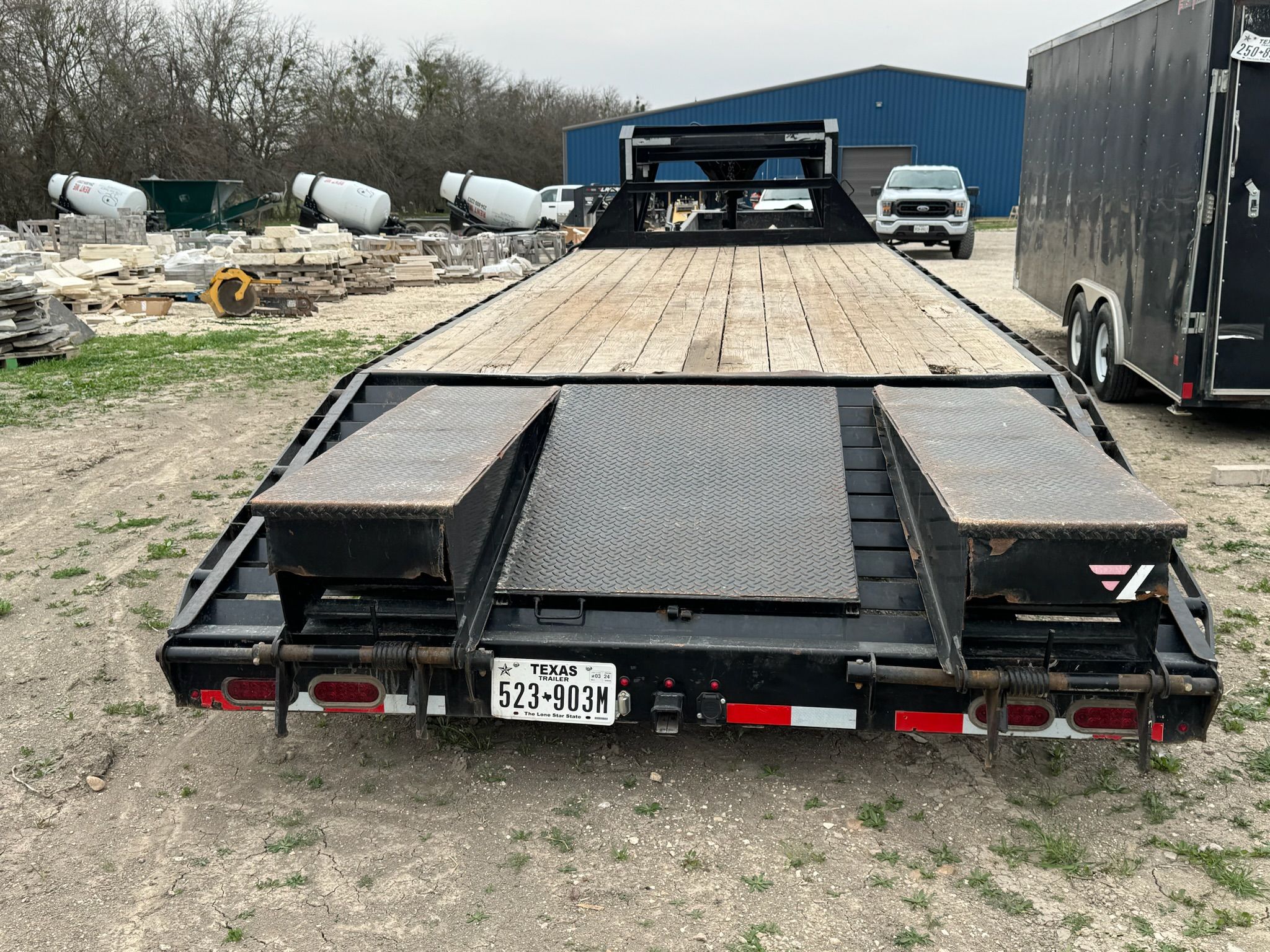 FS022527 | 102” x 25’, Gooseneck / Beavertail / Deckover, 14000 lbs gross weight. 
