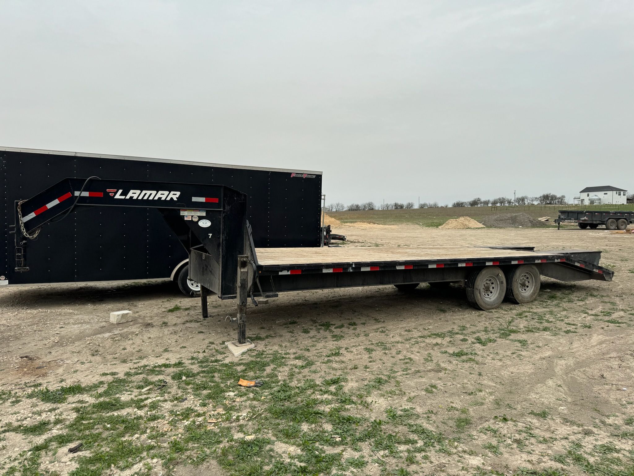 FS022527 | 102” x 25’, Gooseneck / Beavertail / Deckover, 14000 lbs gross weight. 
