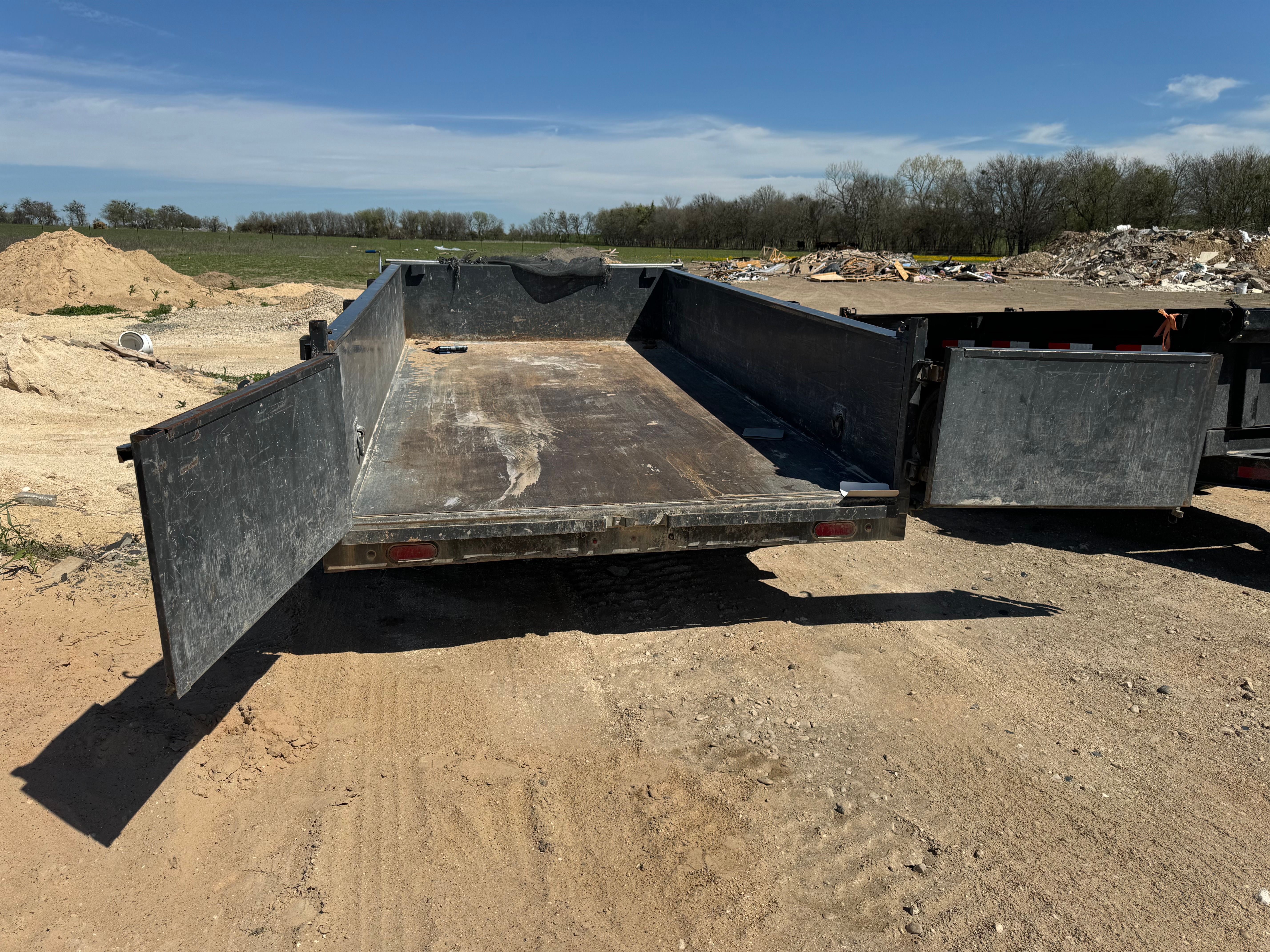 DL831427 - 14000 lb at 7’ by 14’, 2’ walls. Swing gates