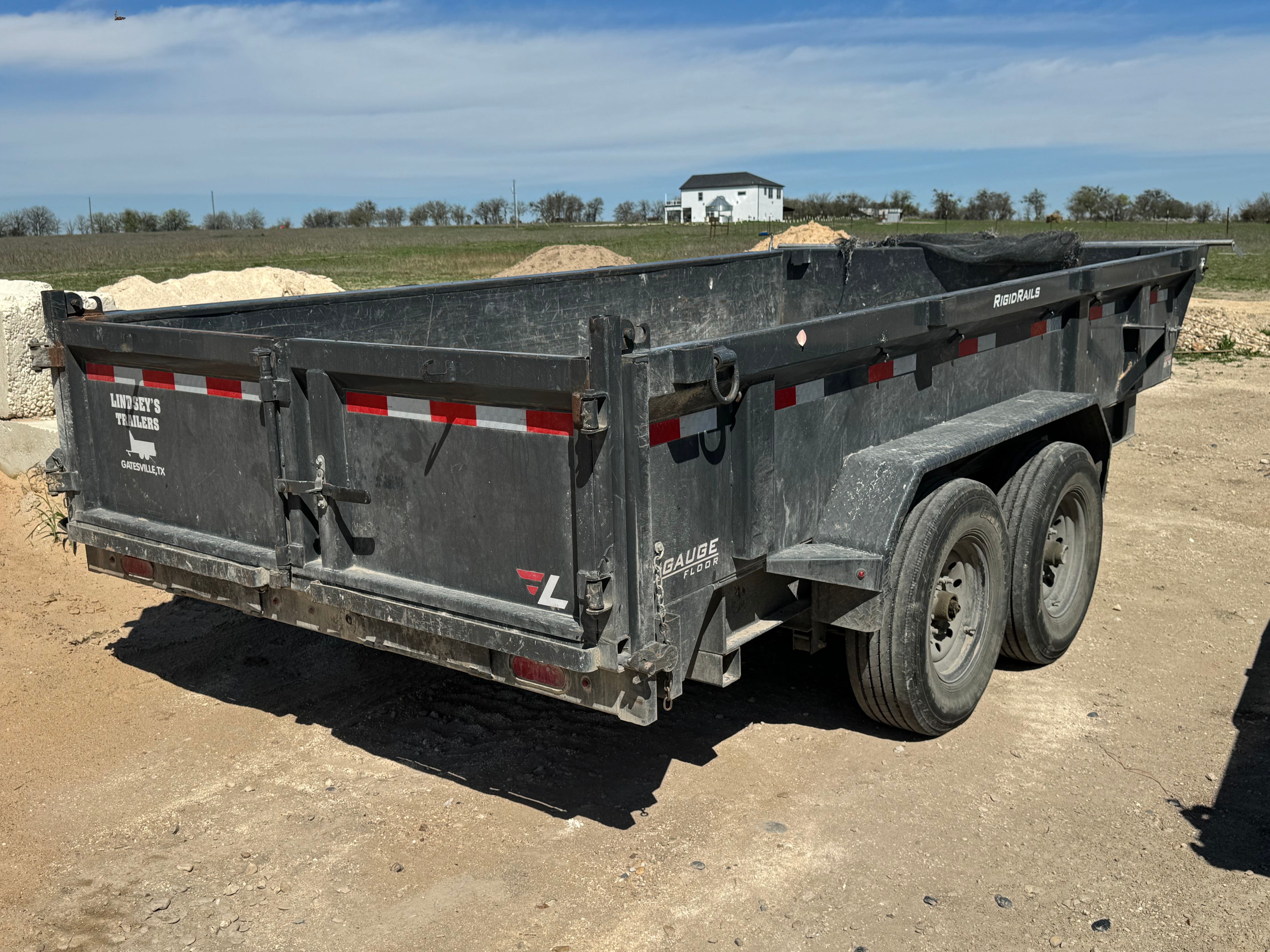 DL831427 - 14000 lb at 7’ by 14’, 2’ walls. Swing gates