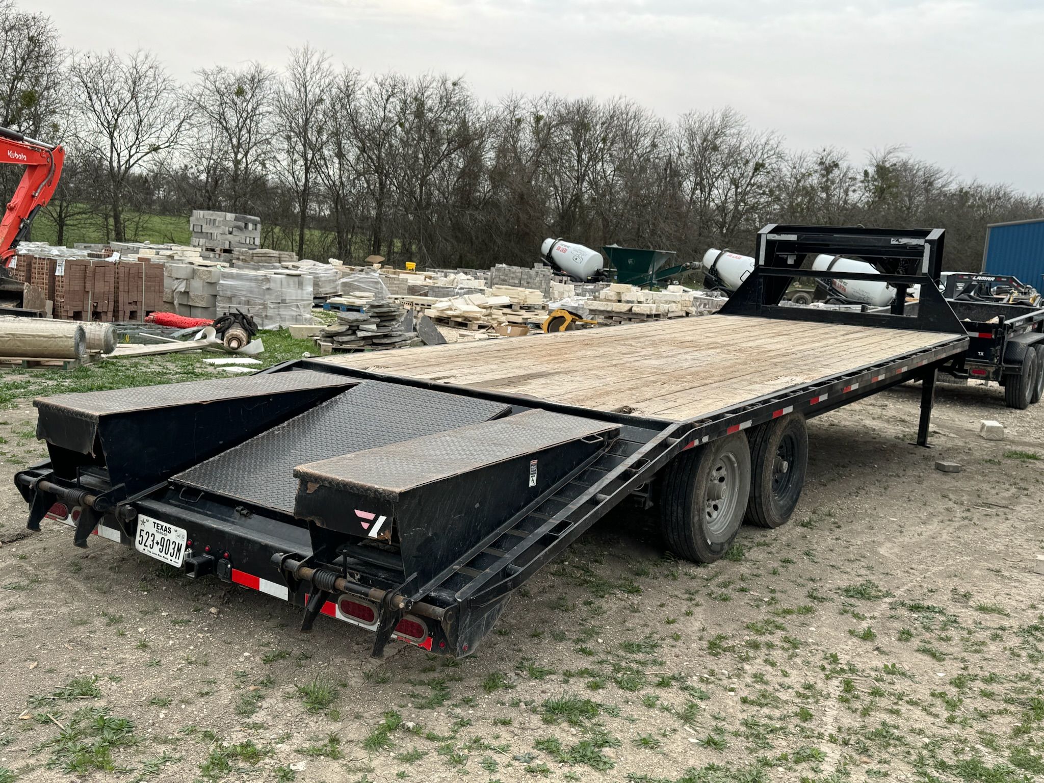 FS022527 | 102” x 25’, Gooseneck / Beavertail / Deckover, 14000 lbs gross weight. 
