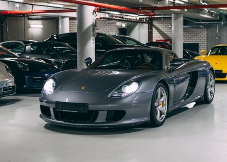View the exterior of the 2004 Porsche Carrera GT (Grey) for sale (1)