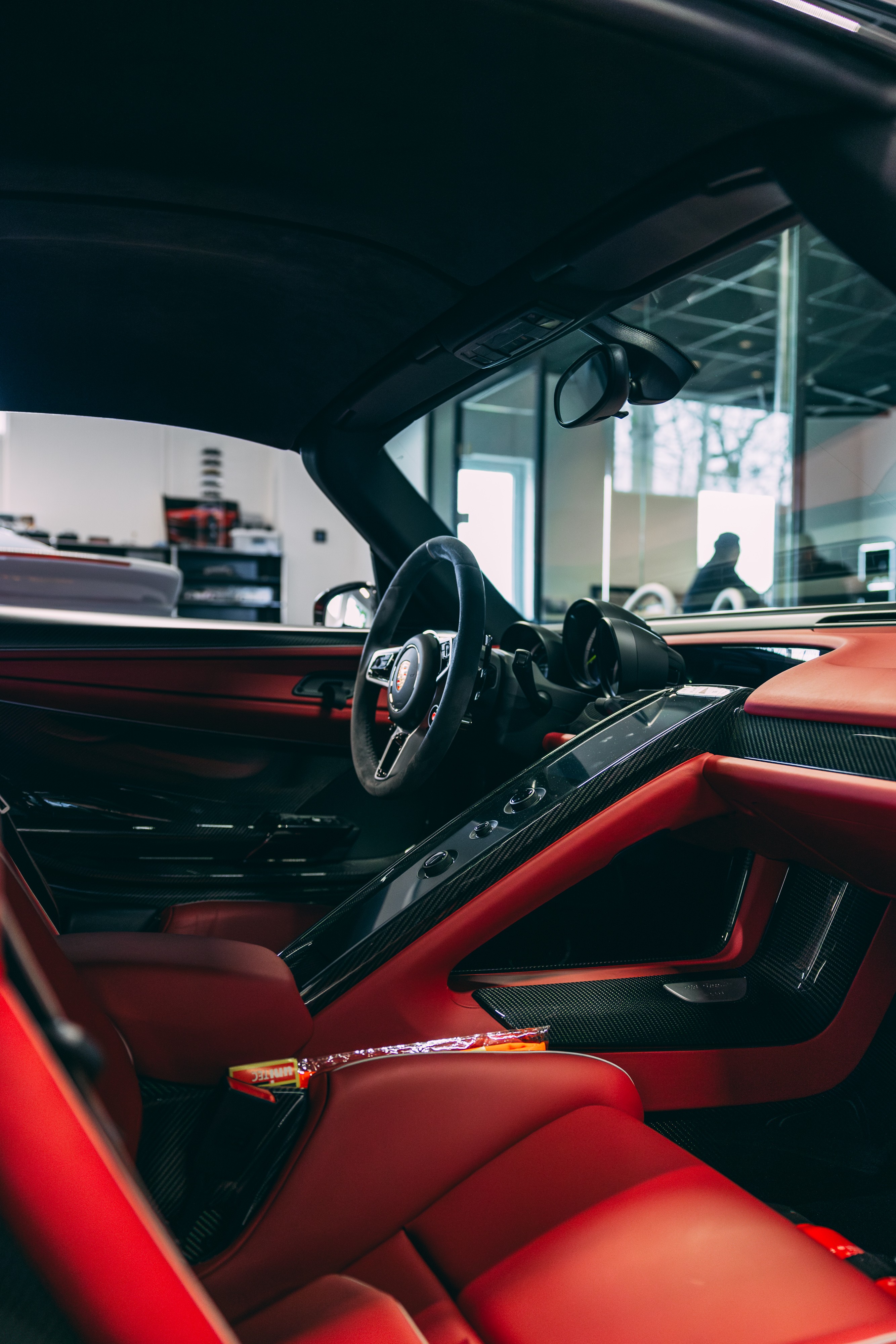 View the interior of the 2014 Porsche 918 Spyder for sale (2)
