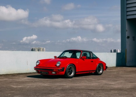 View the exterior of the 1985 Porsche 911 3.2 Carrera Targa for sale (1)