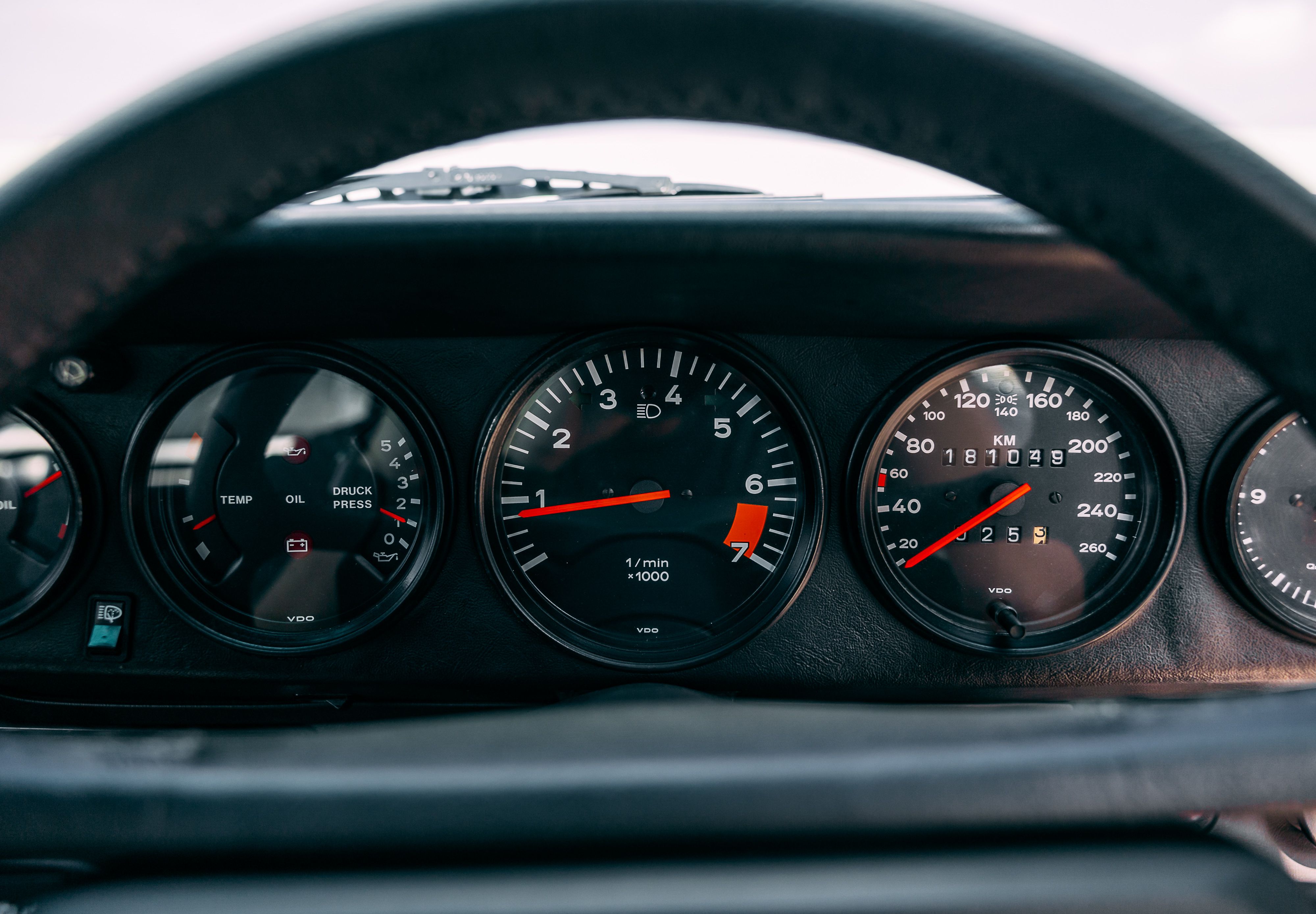 View the interior of the 1985 Porsche 911 3.2 Carrera Targa for sale (2)