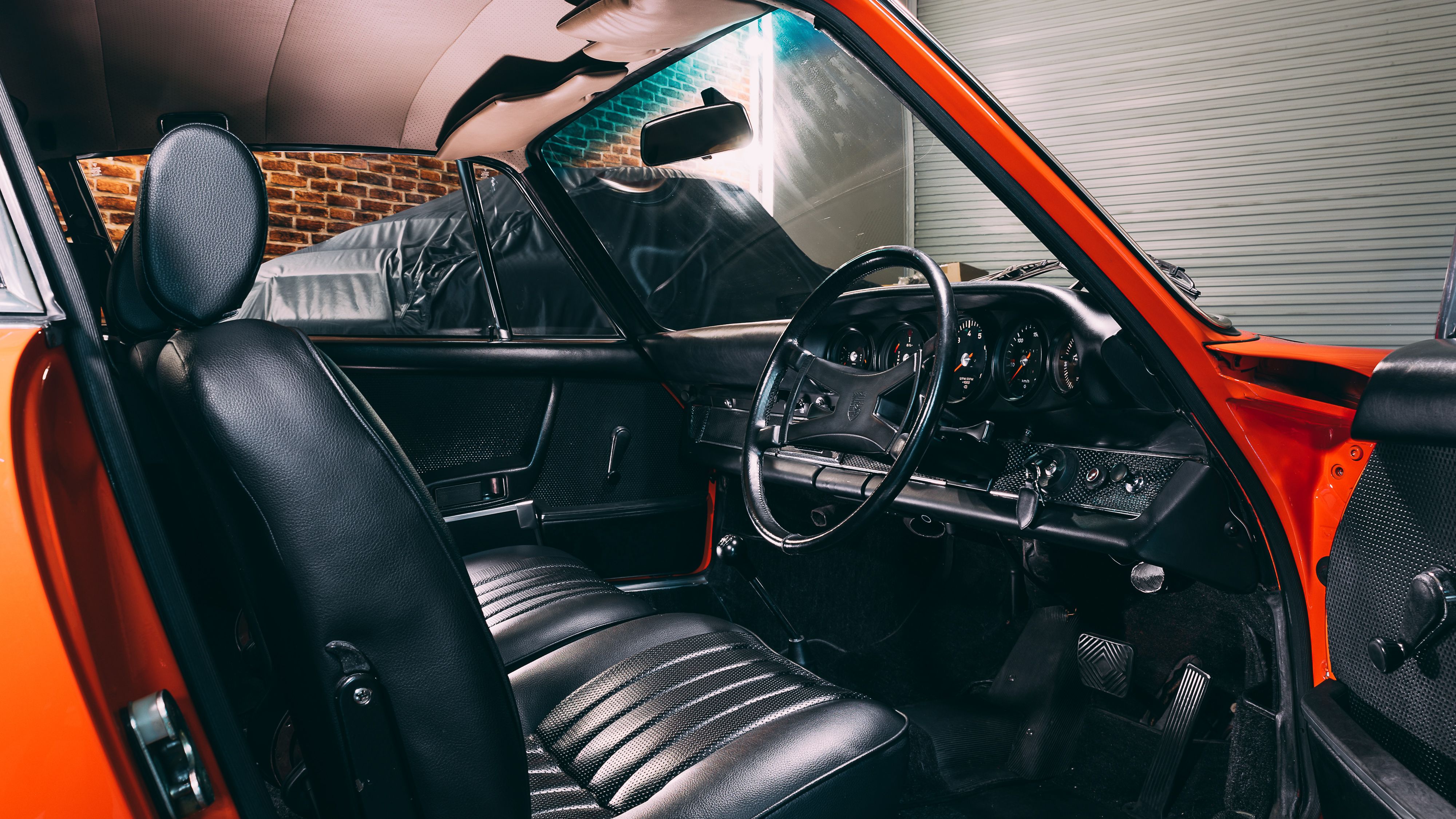 View the interior of the 1970 Porsche 911E Sportomatic for sale (1)