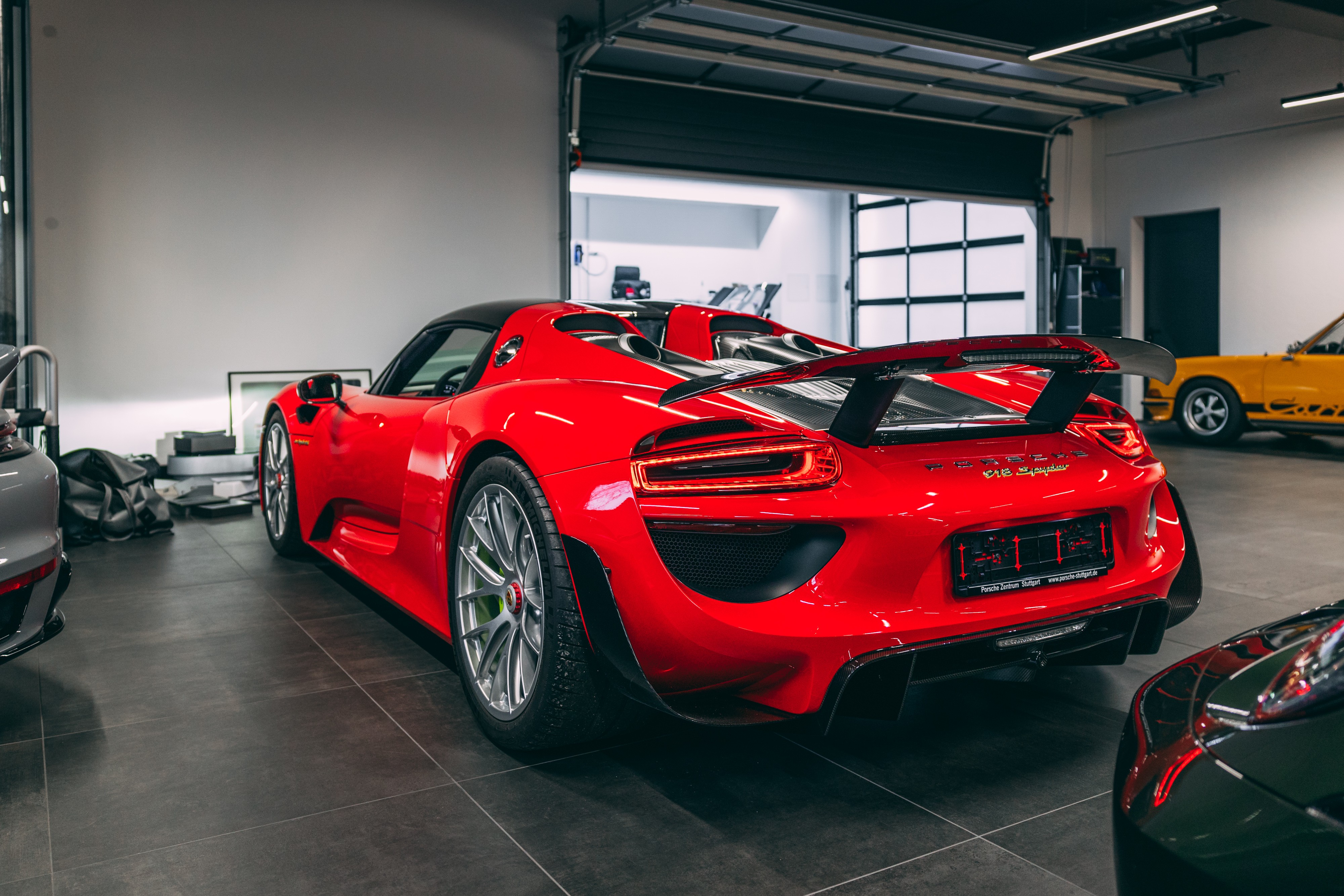 View the exterior of the 2014 Porsche 918 Spyder for sale (4)