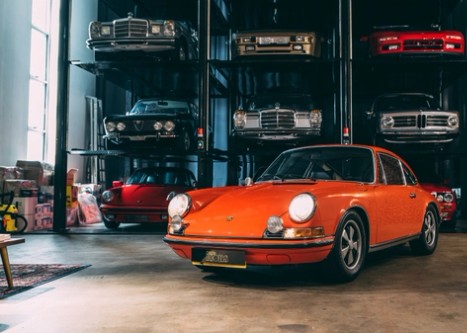 View the exterior of the 1970 Porsche 911E Sportomatic for sale (1)