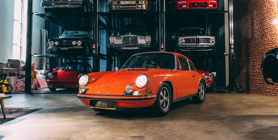 View the exterior of the 1970 Porsche 911E Sportomatic for sale (1)