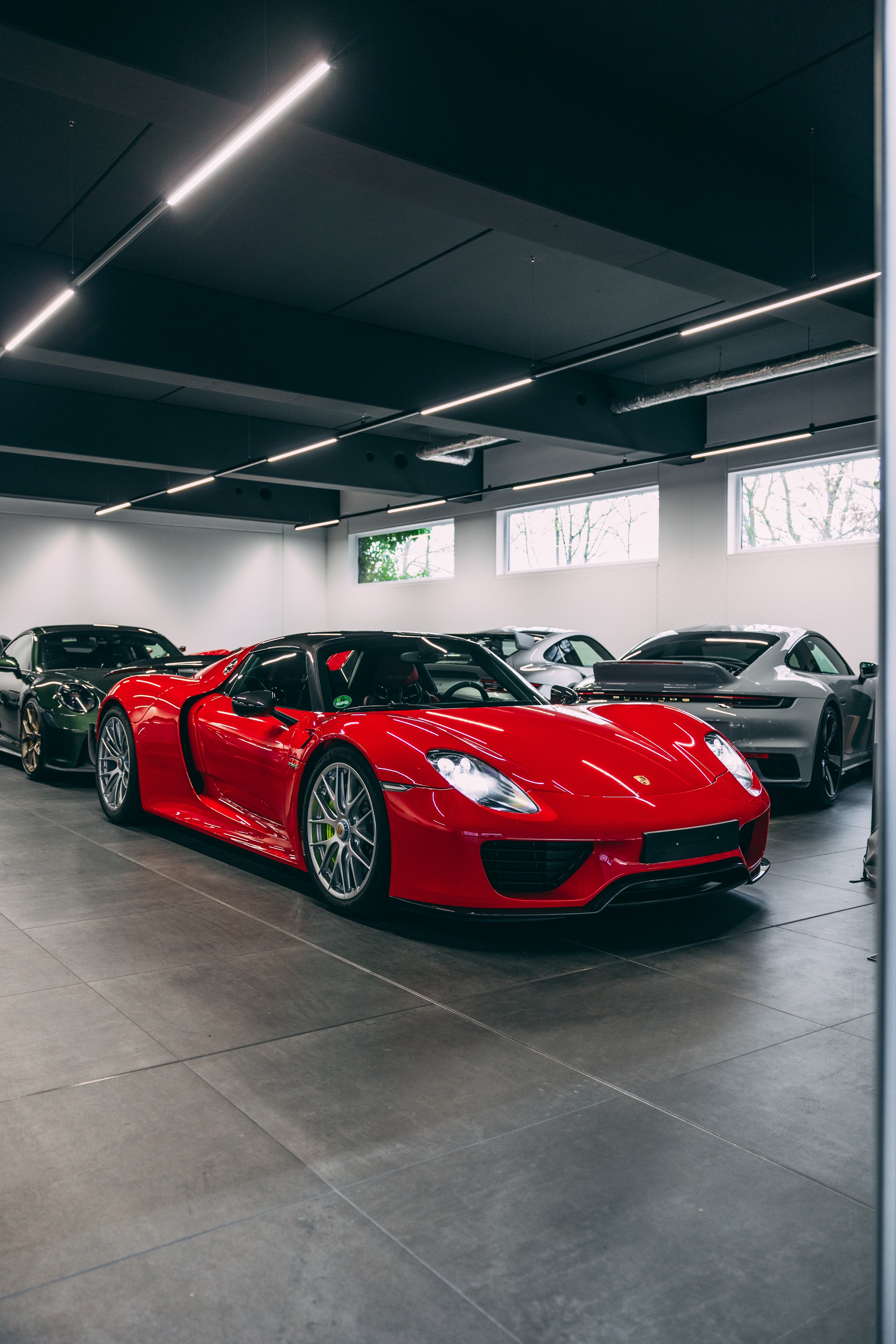 View the exterior of the 2014 Porsche 918 Spyder for sale (9)