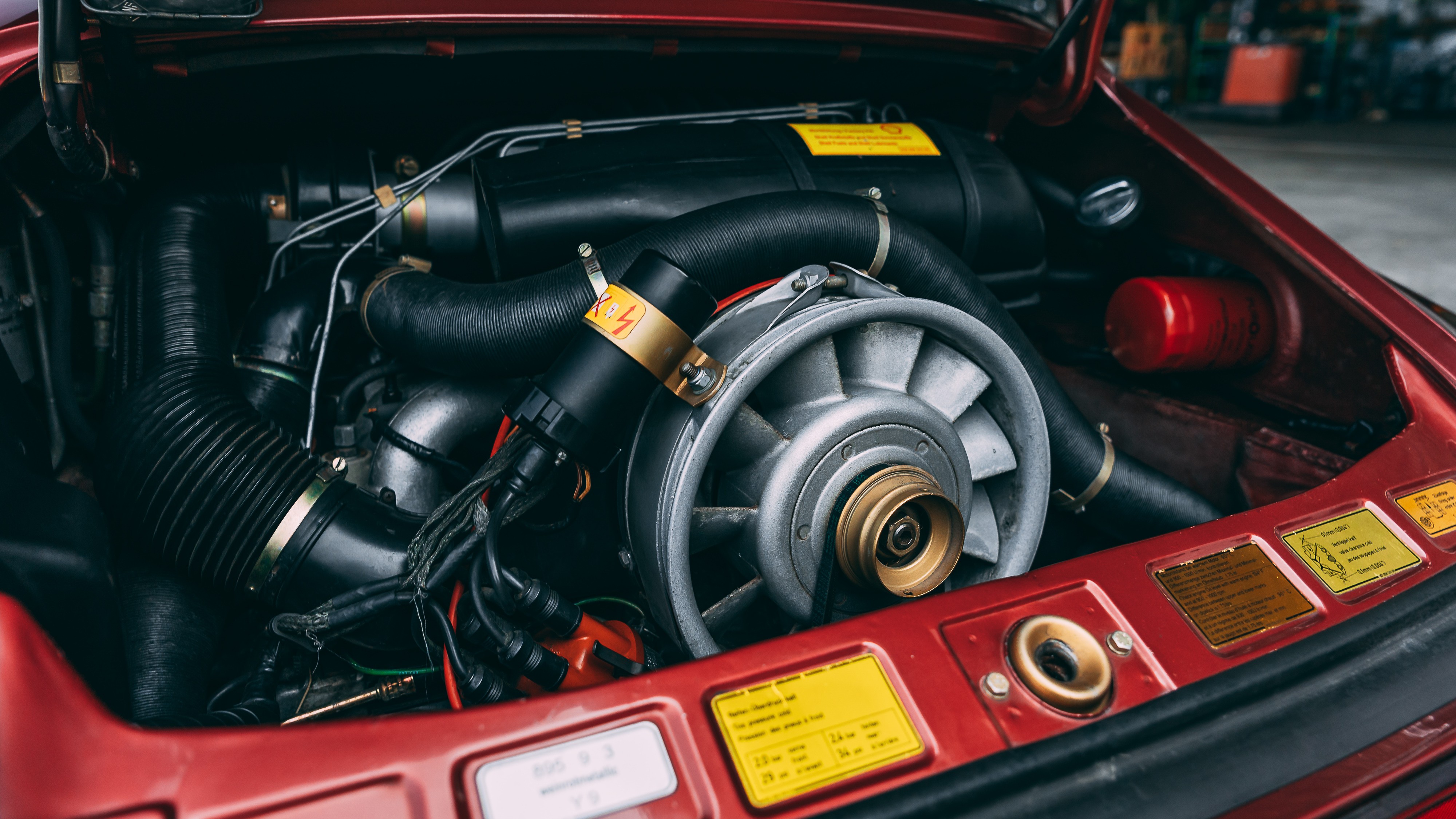 View the mechanic of the 1981 Porsche 911 SC Targa for sale (2)