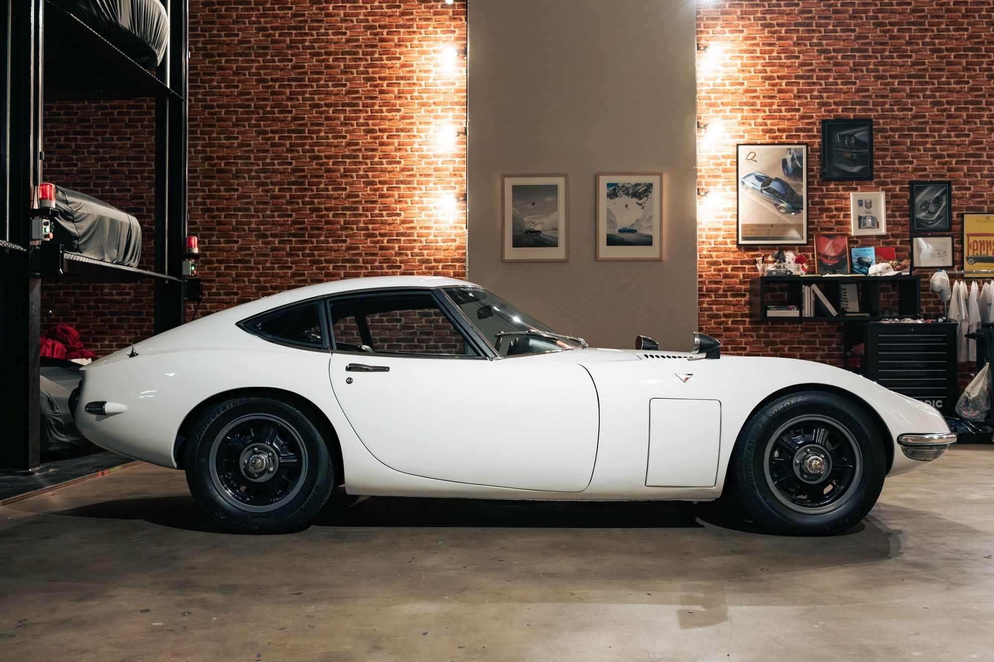 View 1967 Toyota 2000GT for sale exterior image (10)