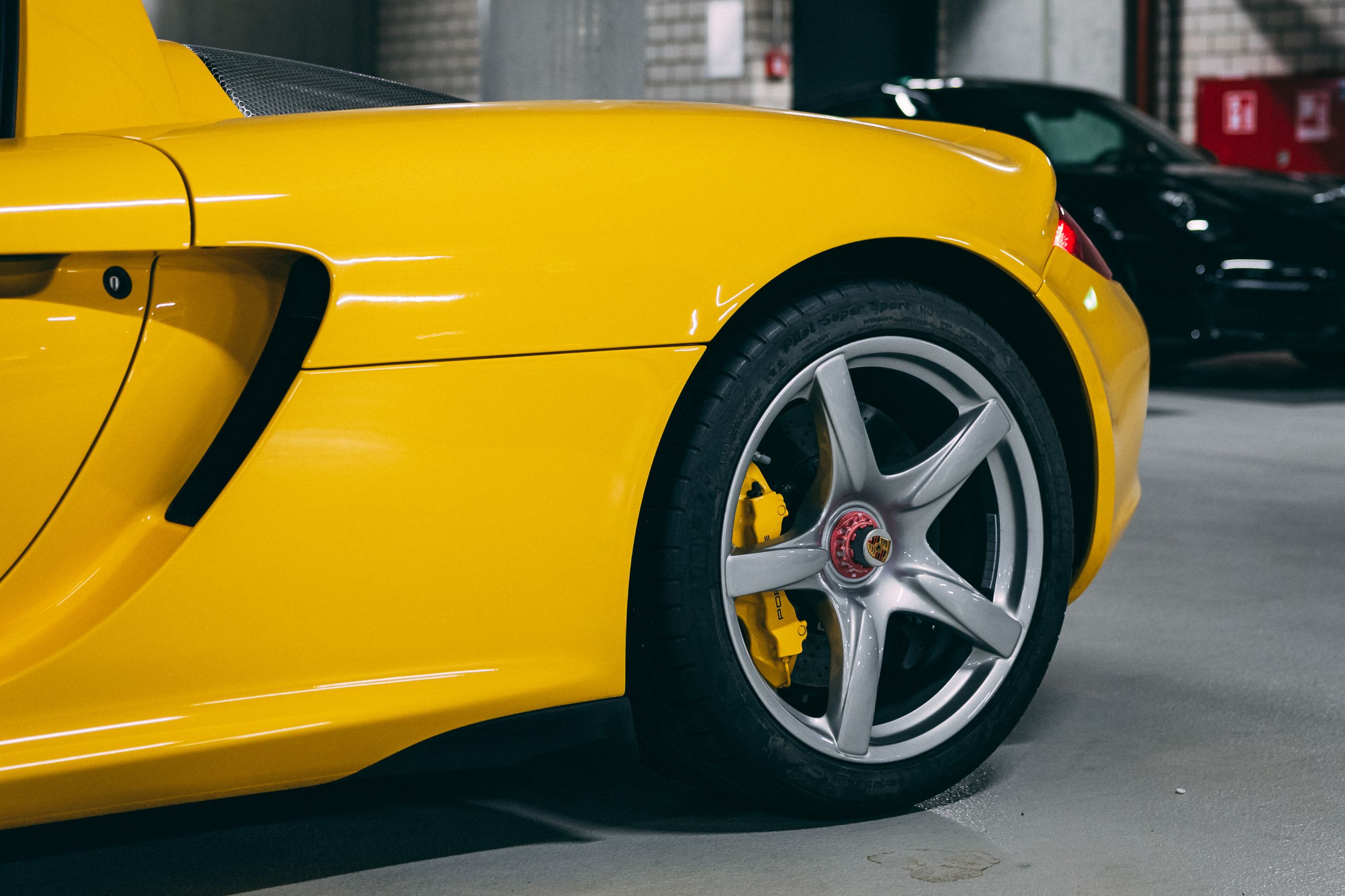 View the 2004 Porsche Carrera GT (Fayence Yellow) Wheel Image (2)