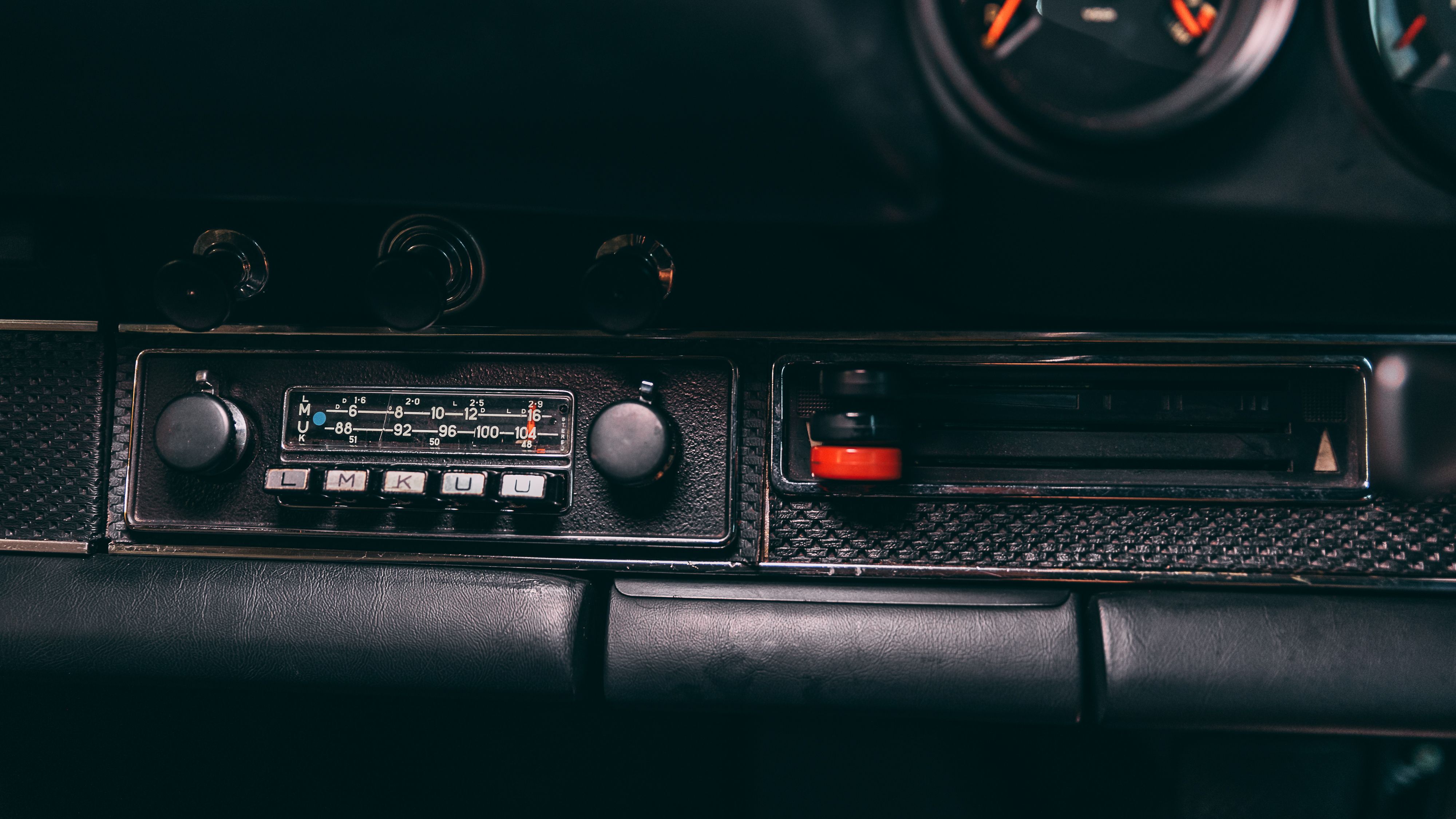 View the interior of the 1970 Porsche 911E Sportomatic for sale (5)