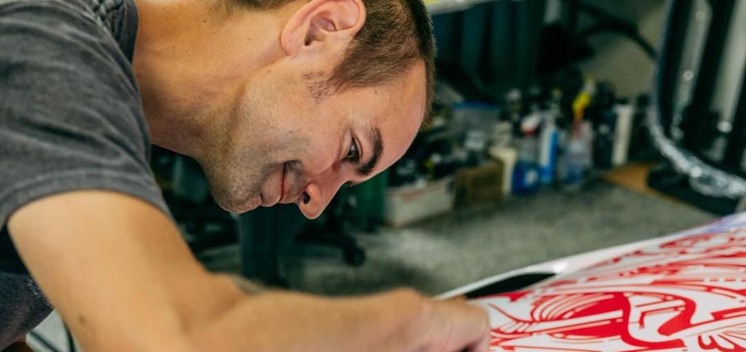 Pinstripe Chris Dunlop painting on Porsche 911 DakarT car