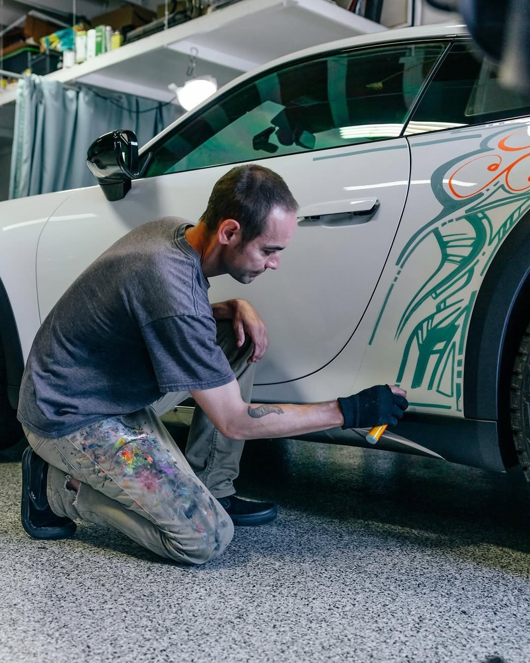 Chris Dunlop drawing on Porsche 911 DakarT