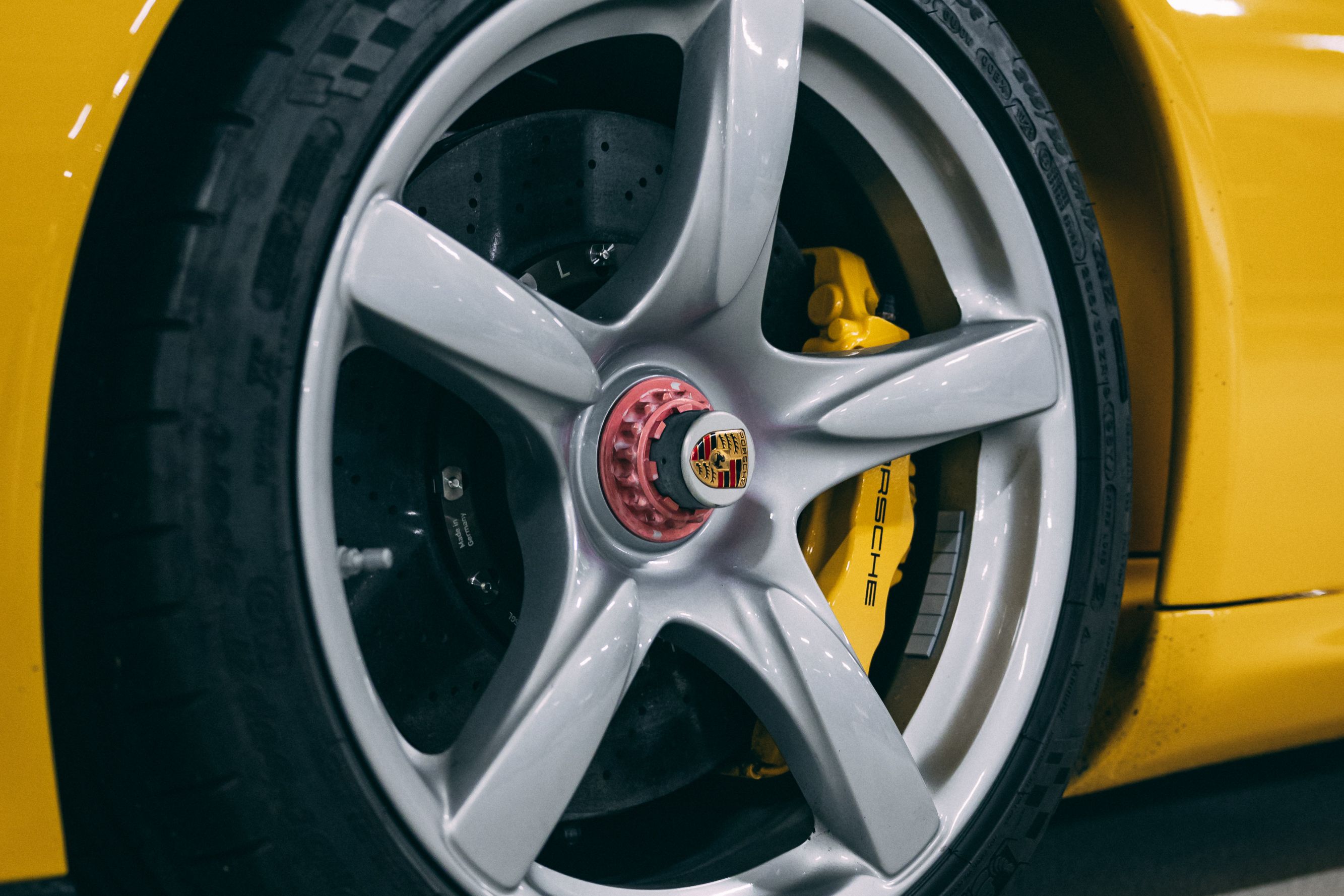 View the 2004 Porsche Carrera GT (Fayence Yellow) Wheel Image