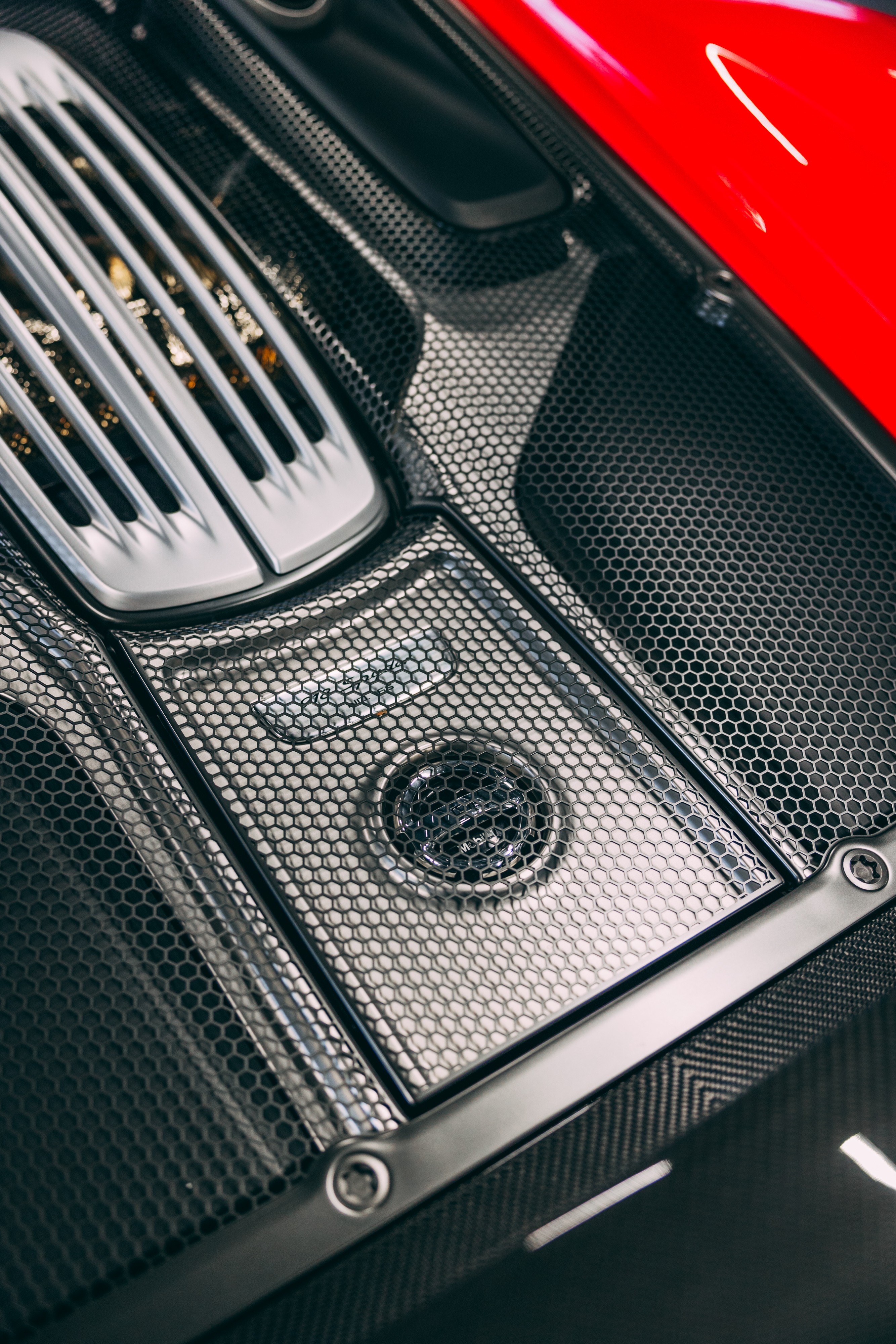 View the mechanic of the 2014 Porsche 918 Spyder for sale (1)