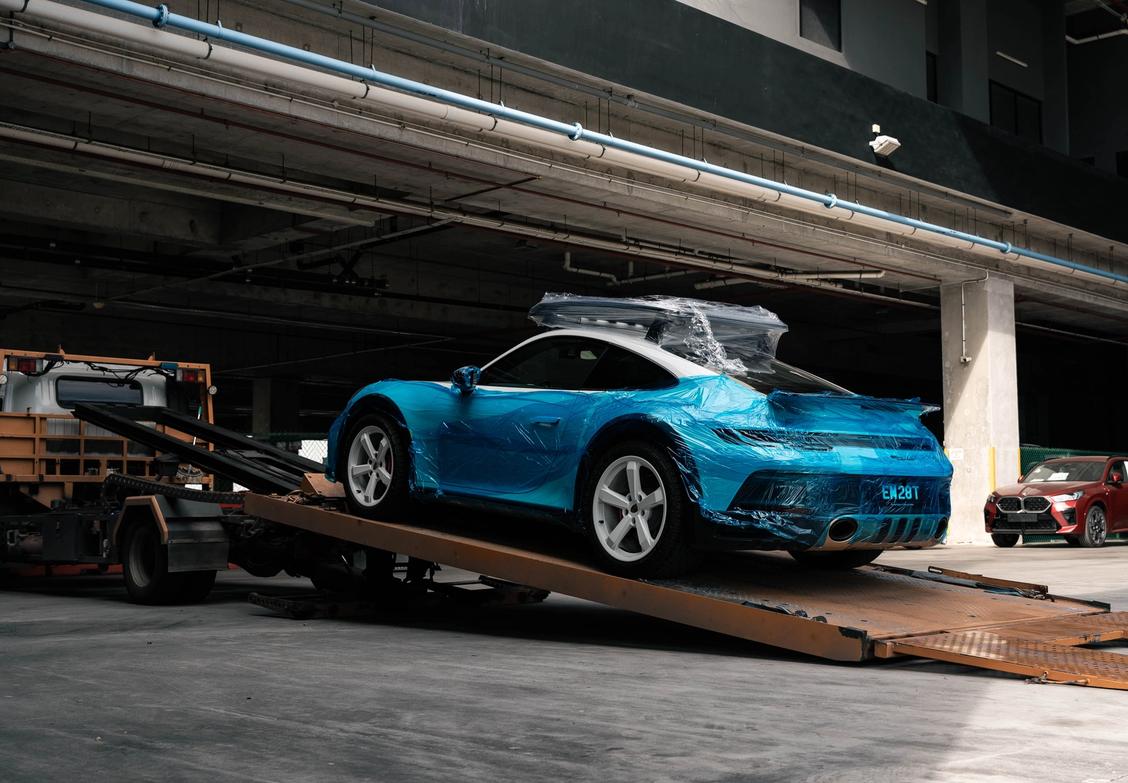 Rare and collectible car transportation and logistics services by Auto Icons