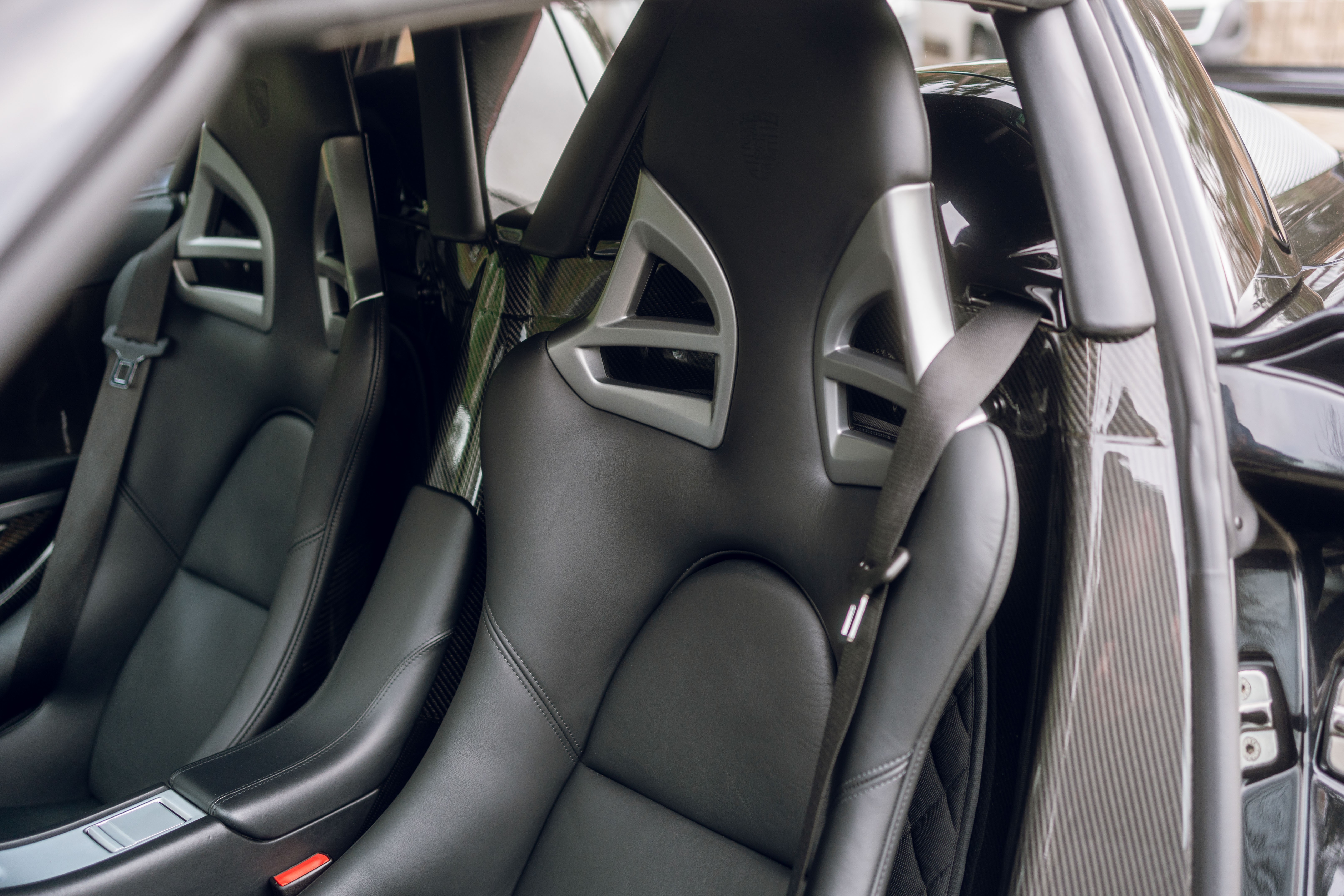 View 2004 Porsche Carrera GT (Black) for sale interior image (4)