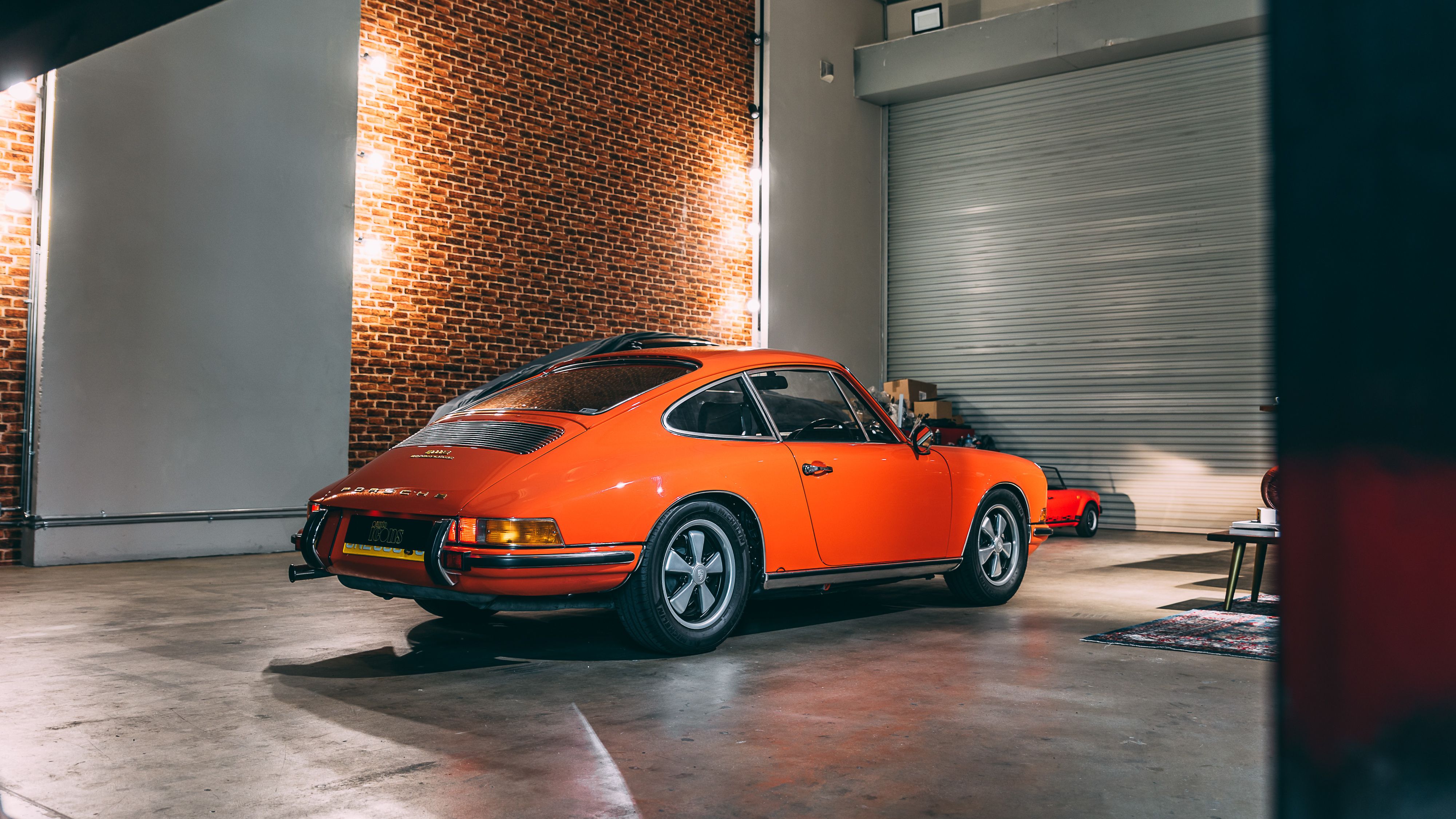 View the exterior of the 1970 Porsche 911E Sportomatic for sale (4)