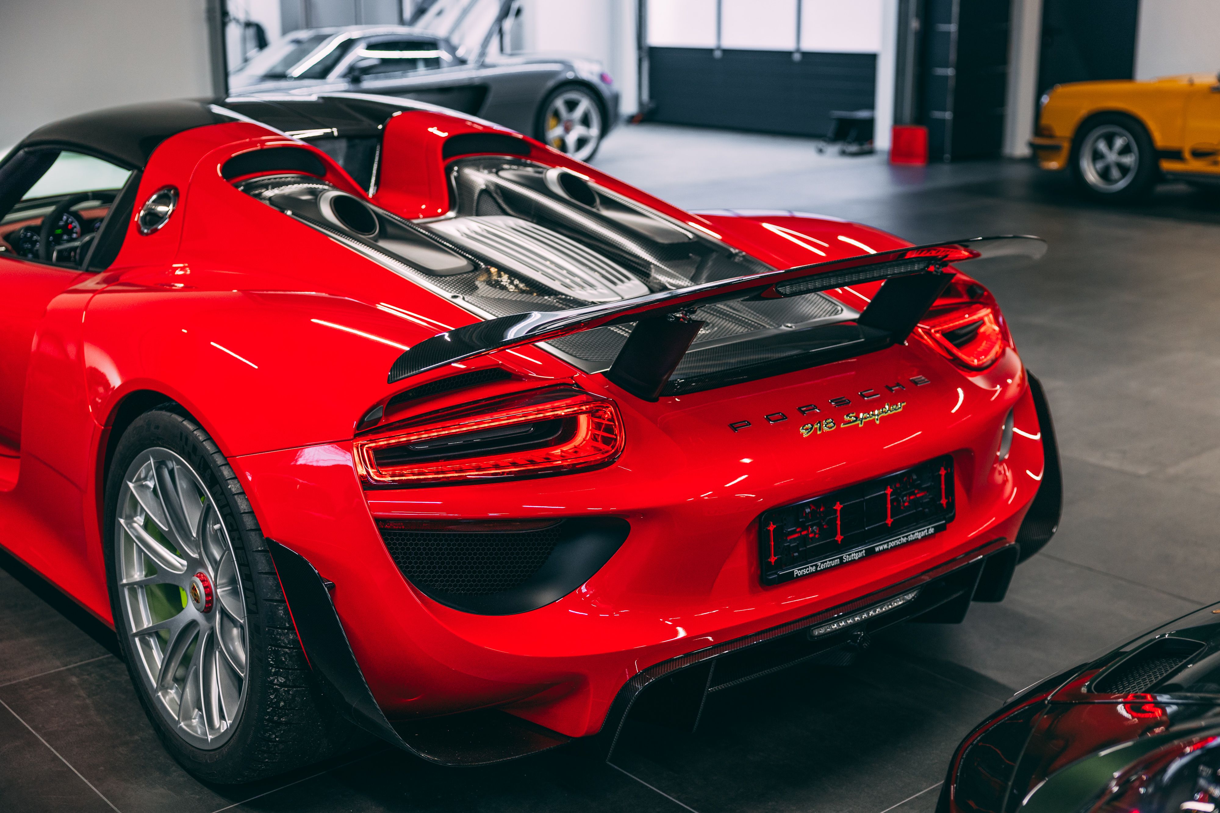 View the exterior of the 2014 Porsche 918 Spyder for sale (3)