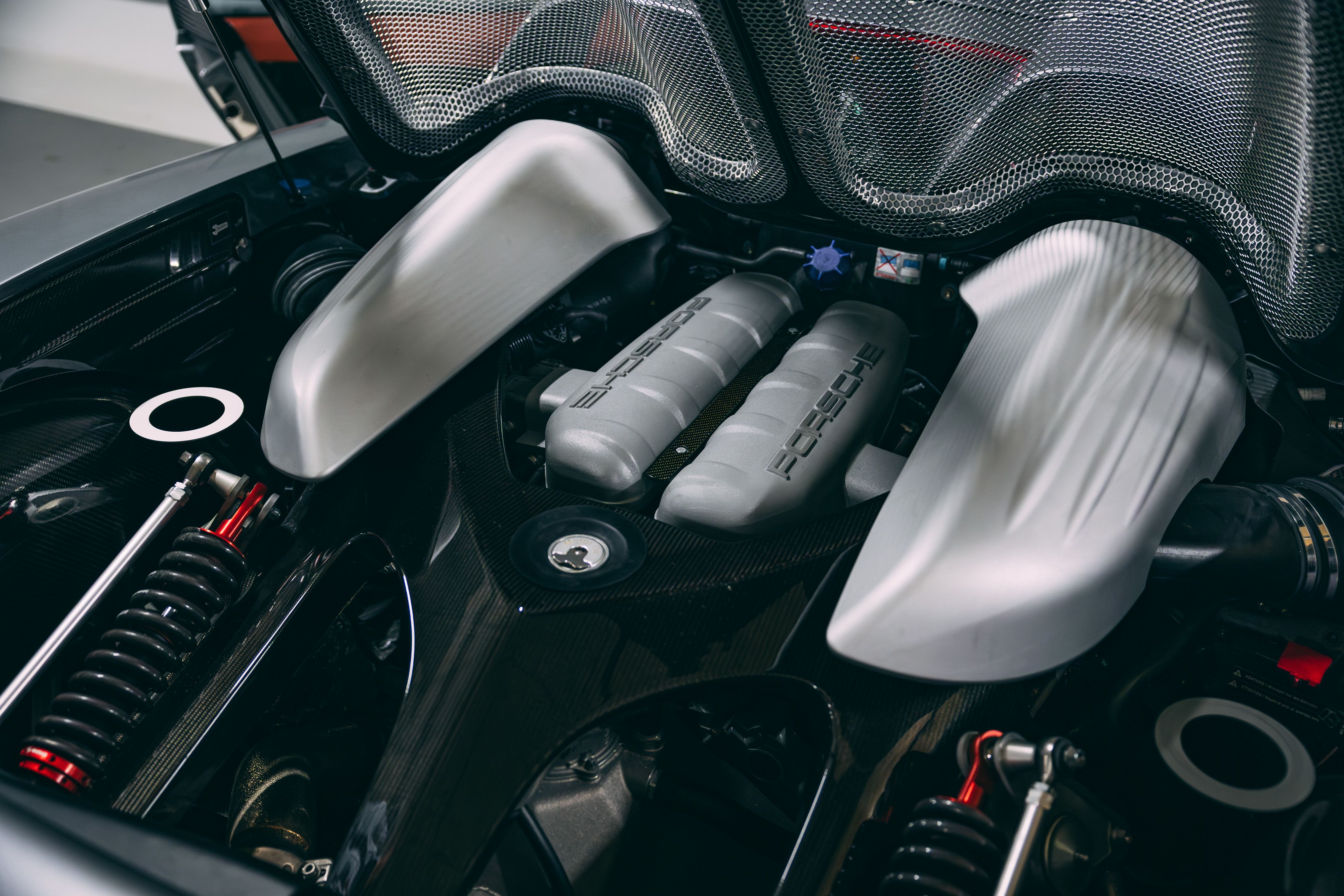 View the mechanic of the 2004 Porsche Carrera GT (Grey) for sale (1)