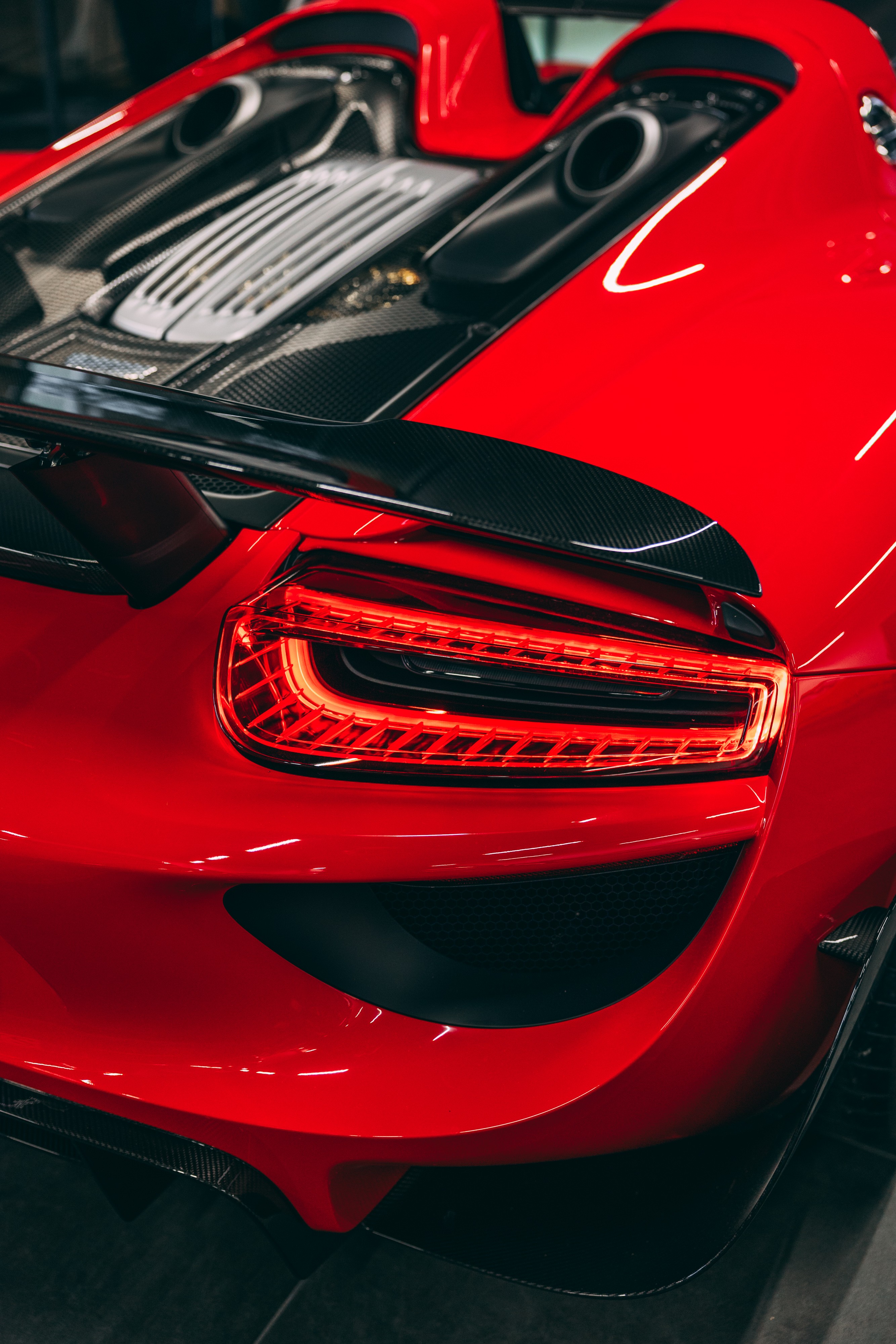 View the exterior of the 2014 Porsche 918 Spyder for sale (13)