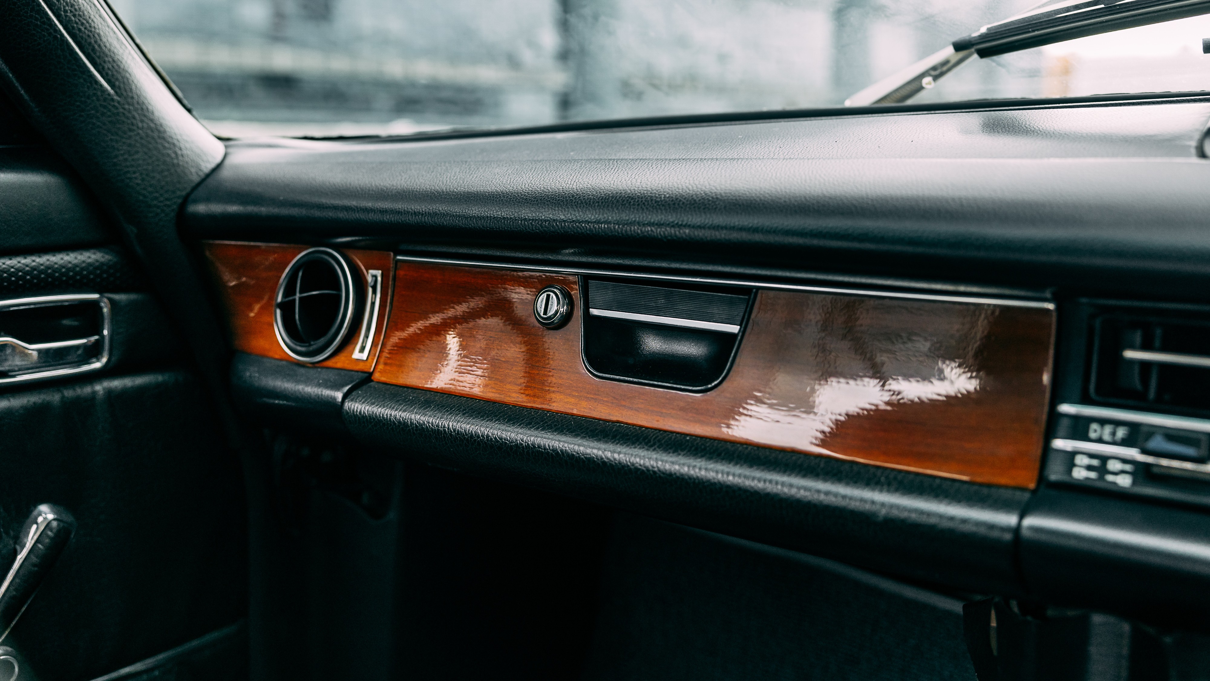 View 1970 Mercedes Benz 250CE for sale interior image (6)