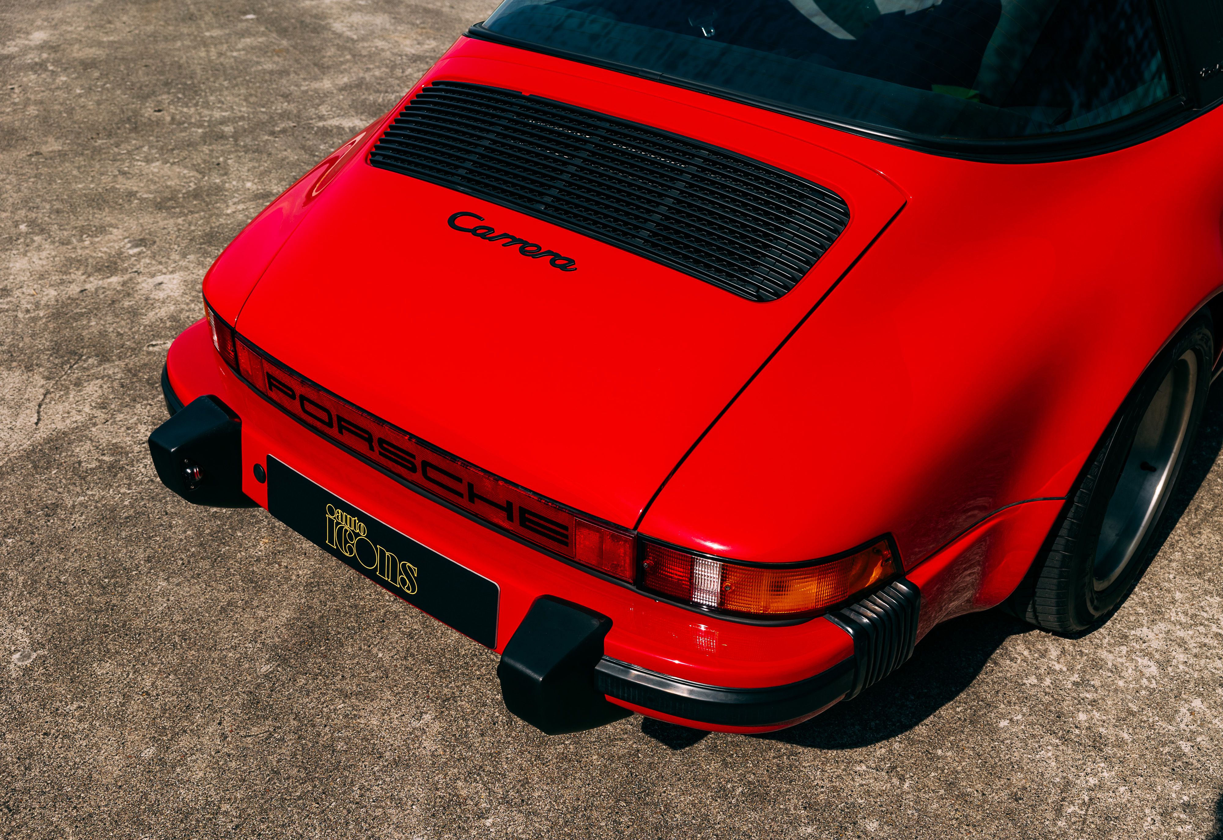 View the exterior of the 1985 Porsche 911 3.2 Carrera Targa for sale (8)