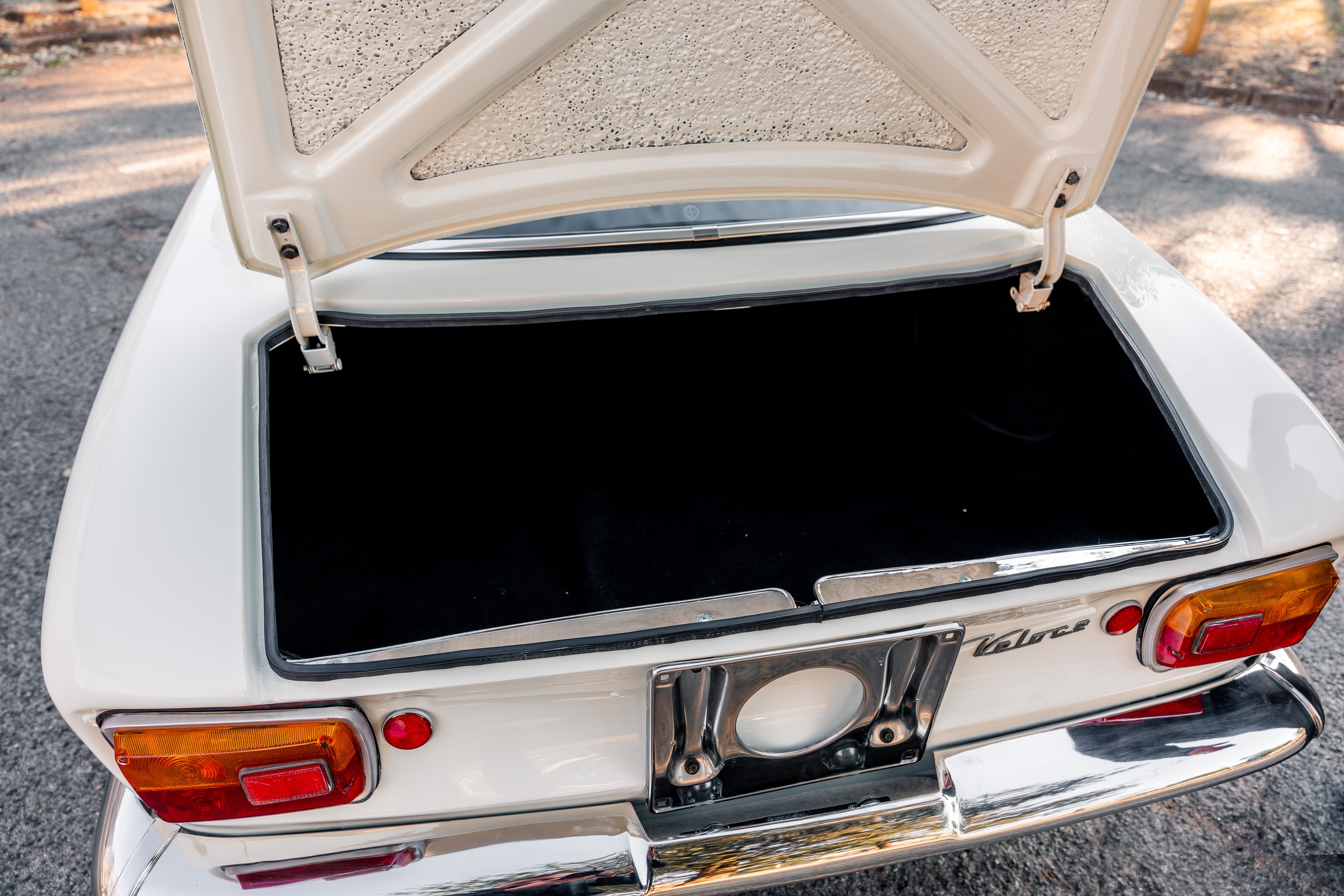 View 1967 Alfa Romeo Giulia Sprint GT Veloce for sale interior image (6)