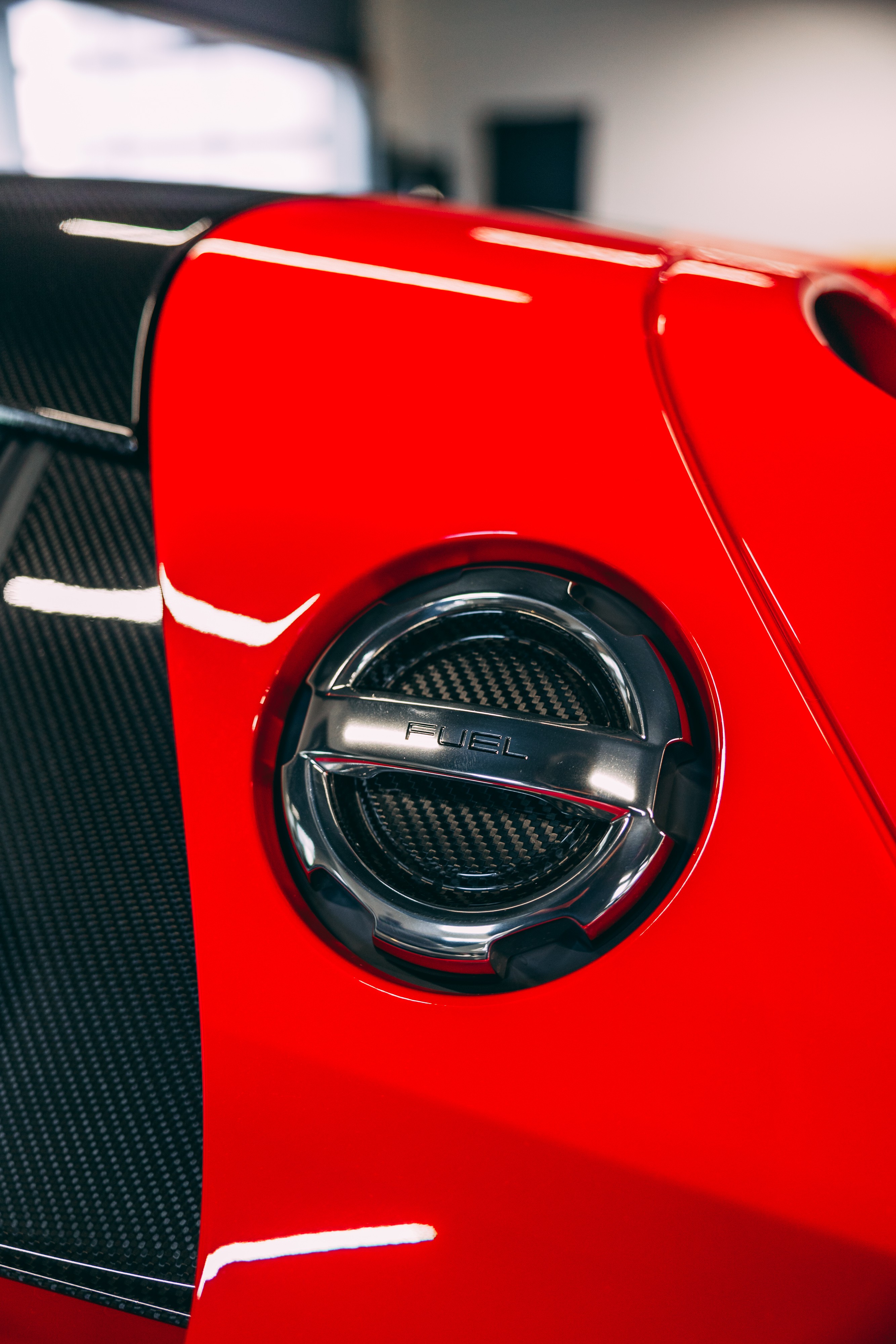 View the exterior of the 2014 Porsche 918 Spyder for sale (12)